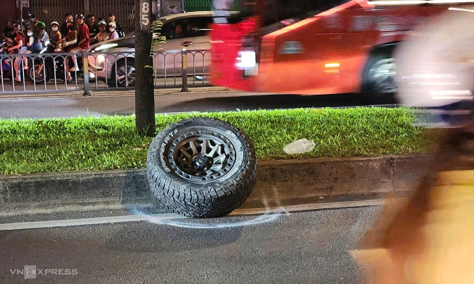 胡志明市汽车撞上7辆摩托车，母子俩死亡