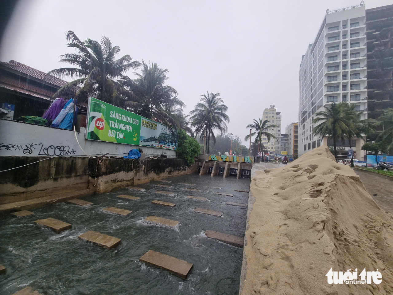 黑水流入岘港美溪海滩