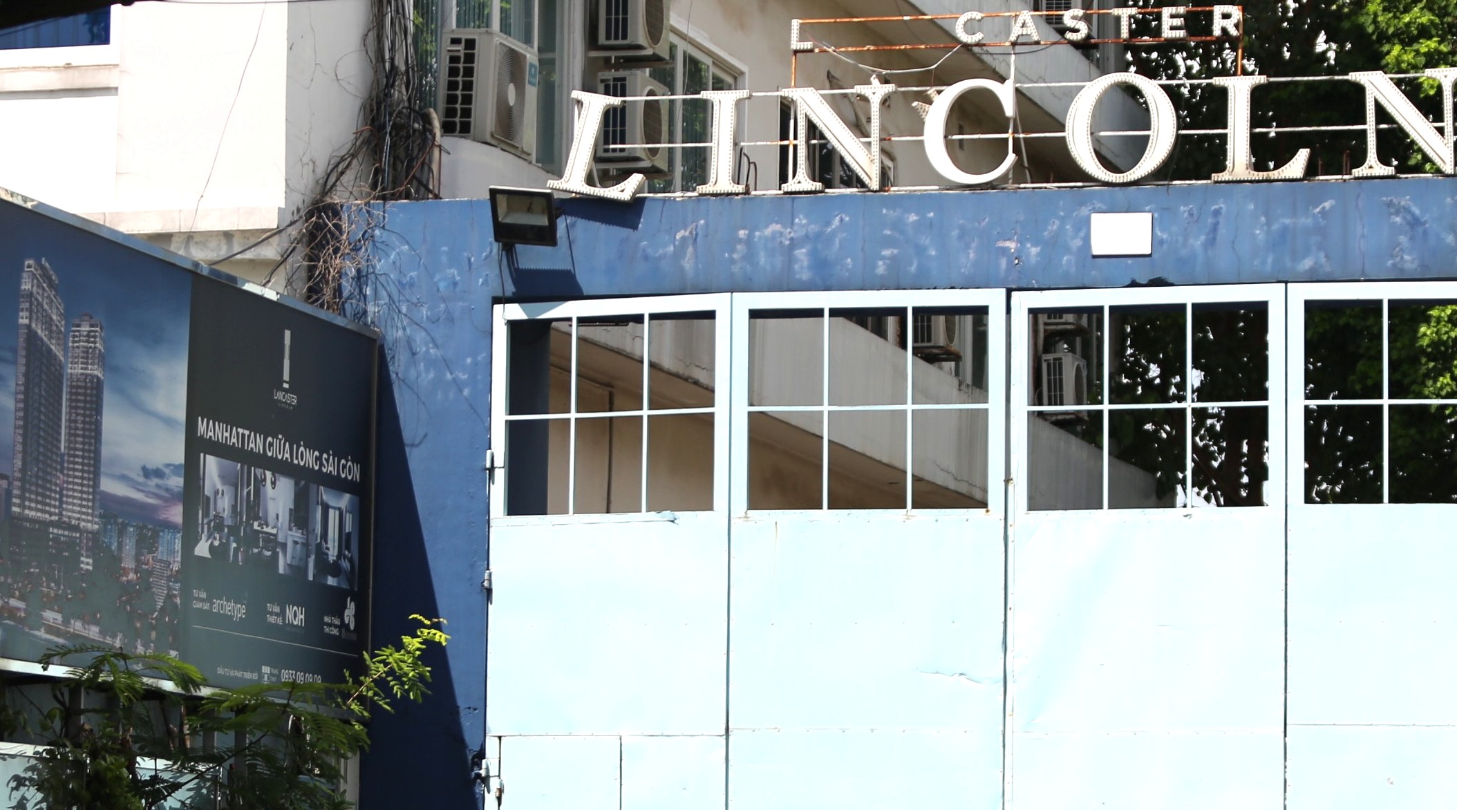 近距离观察胡志明市未批准施工、等待法律解决的Lancaster Lincoln违规项目