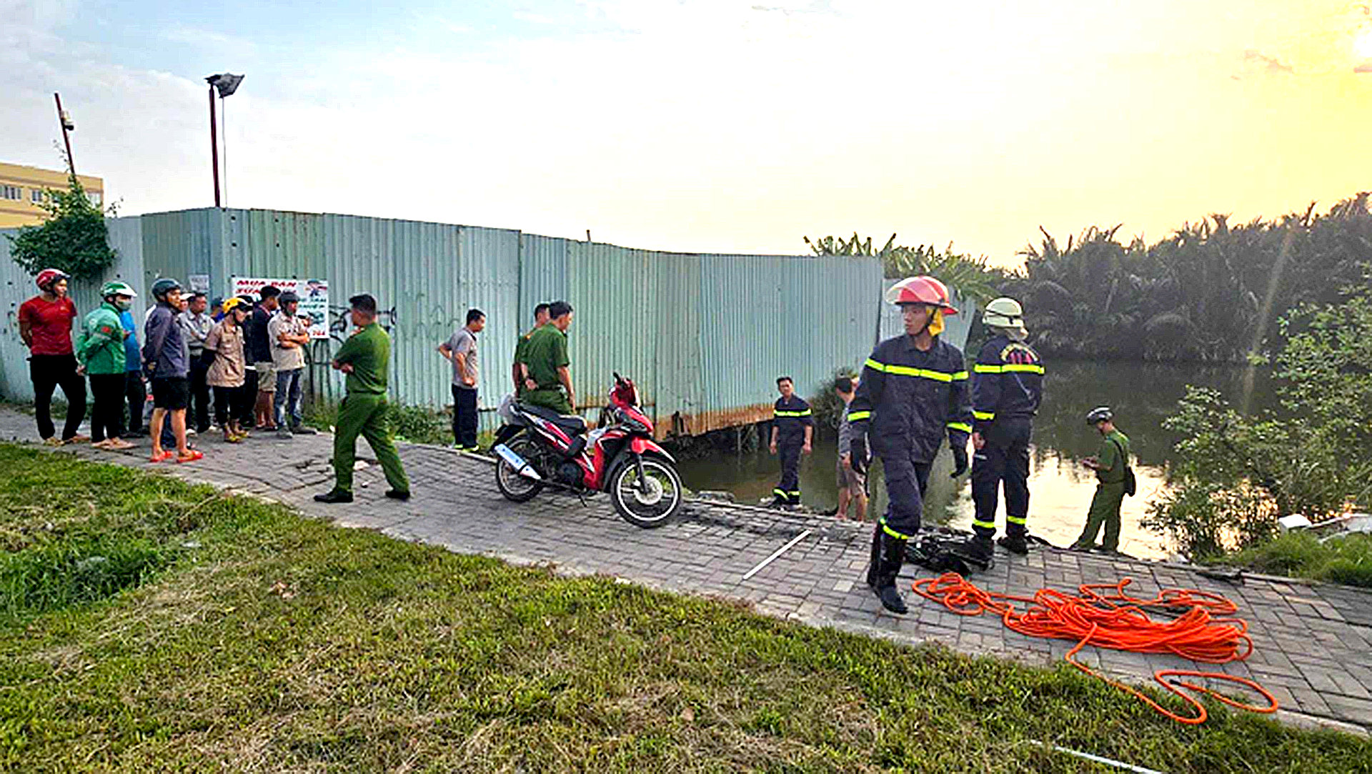 已找到滑入排水沟被水冲走的GrabBike司机遗体