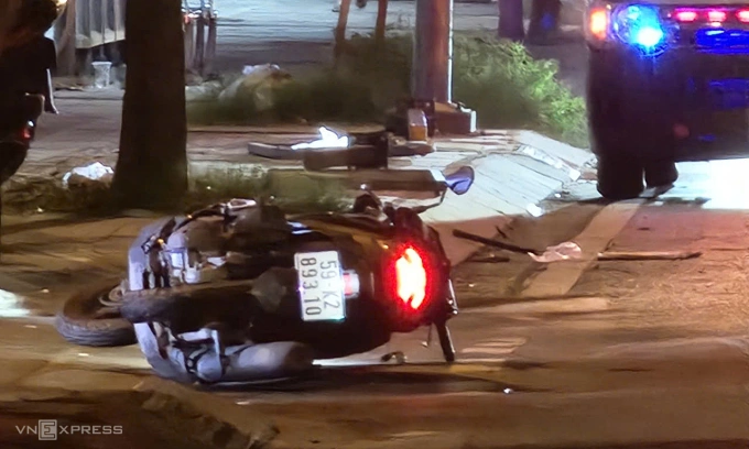 胡志明市汽车撞上7辆摩托车，母子俩死亡