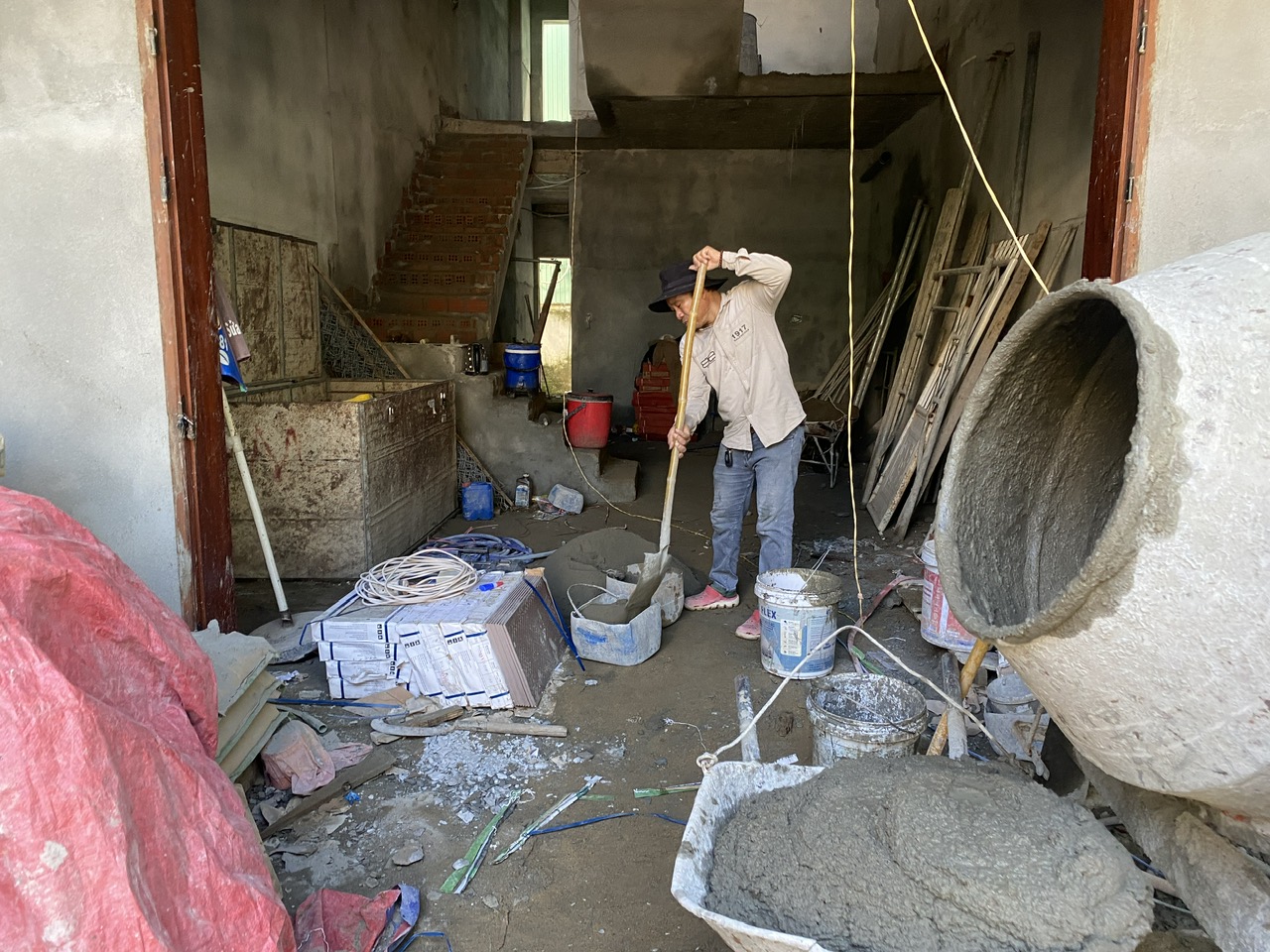 岘港的建筑承包商因找不到泥瓦工而哭泣