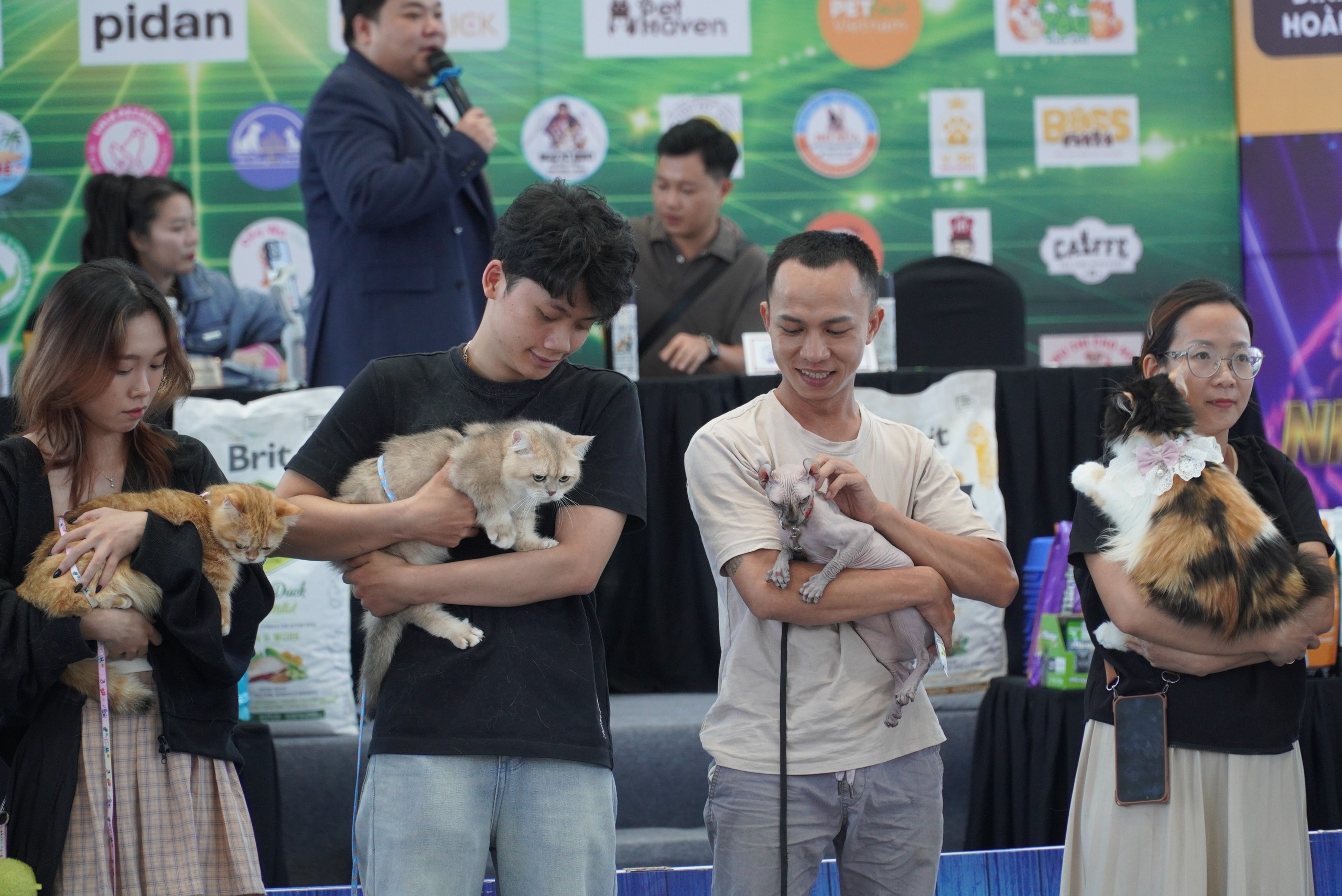 观赏宠物狗，'猫女王'在中部地区首届宠物比赛中的风采