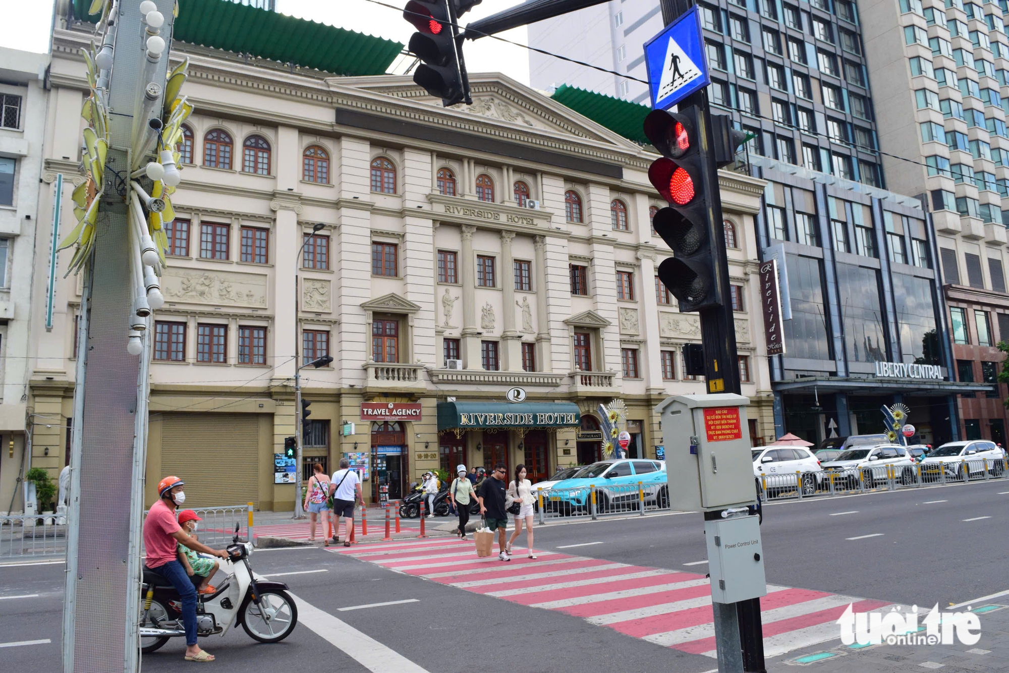 胡志明市安装夜间易于识别的发光交通标志