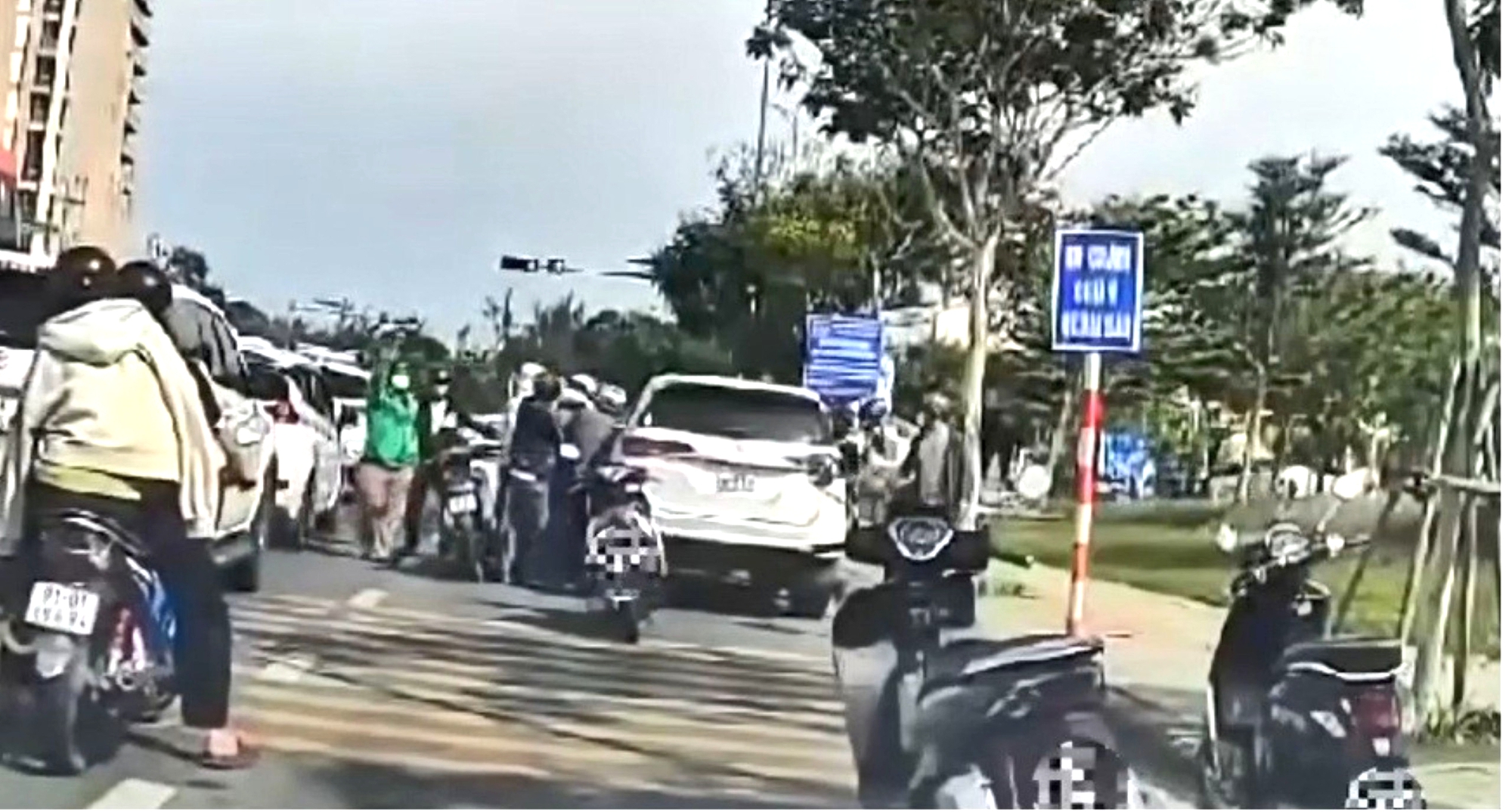 紧张场景：侦察员包围跨省毒品交易线