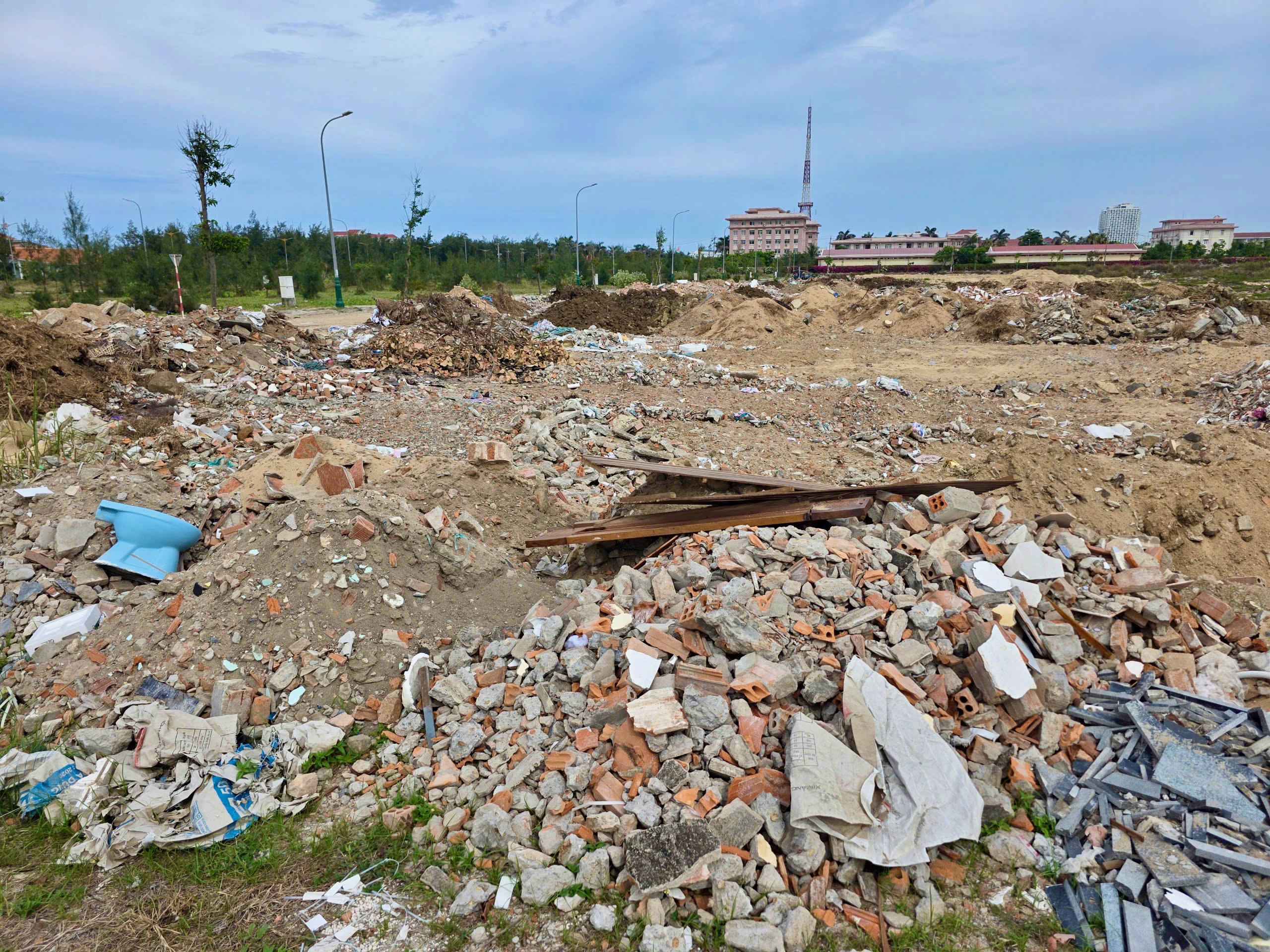 城市项目土地被‘变成’非法倾倒建筑垃圾的场地