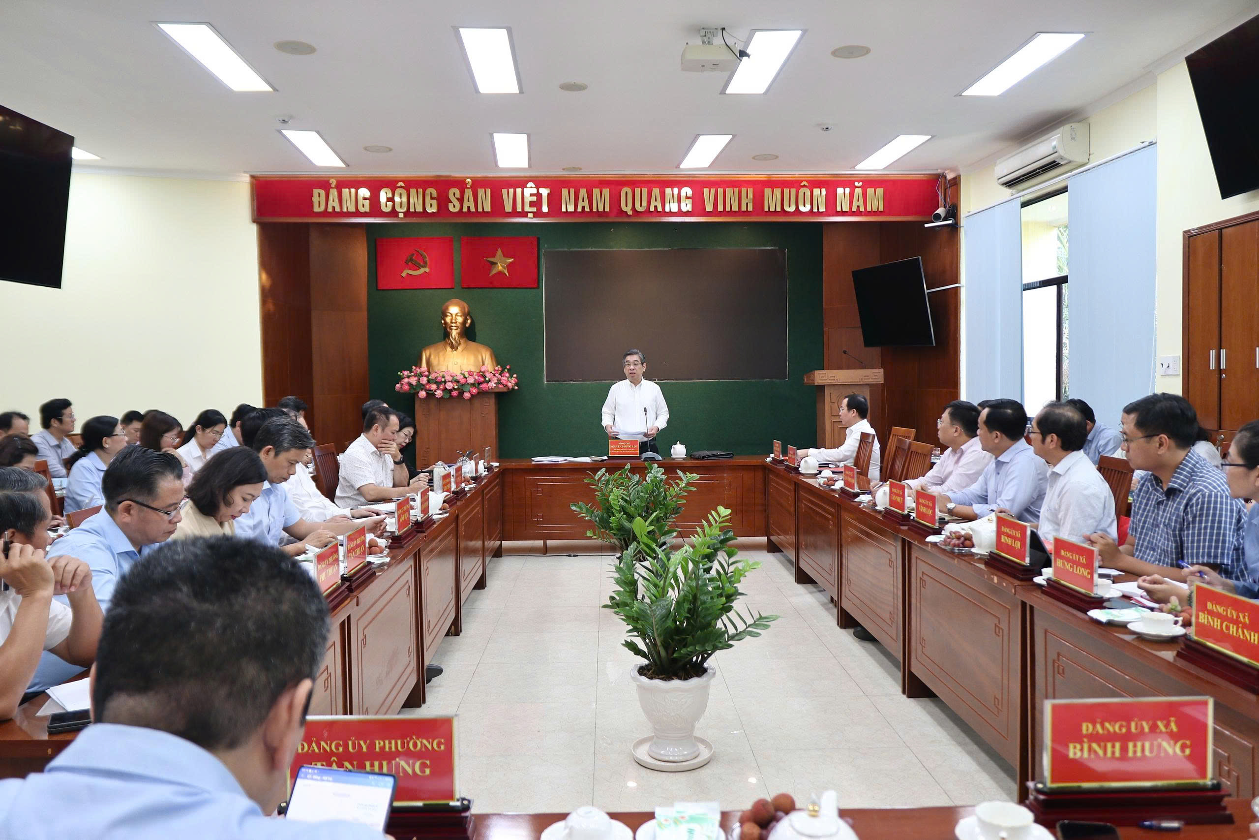 阮福禄副书记与胡志明市17个乡镇党委工作