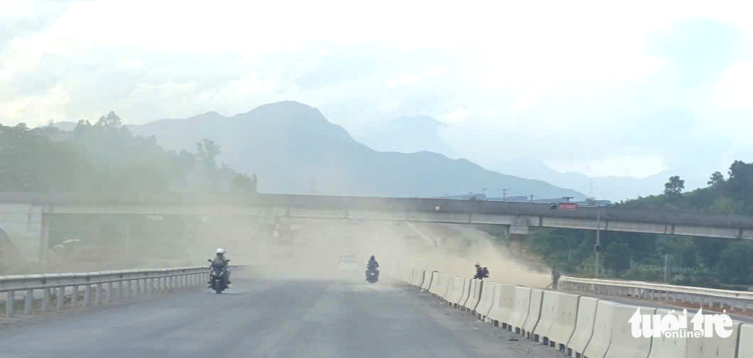 在和联-绥禄高速公路上使用吹尘机造成尘土飞扬