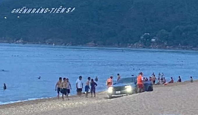 因开车进入拥挤的海滩游泳区被罚款