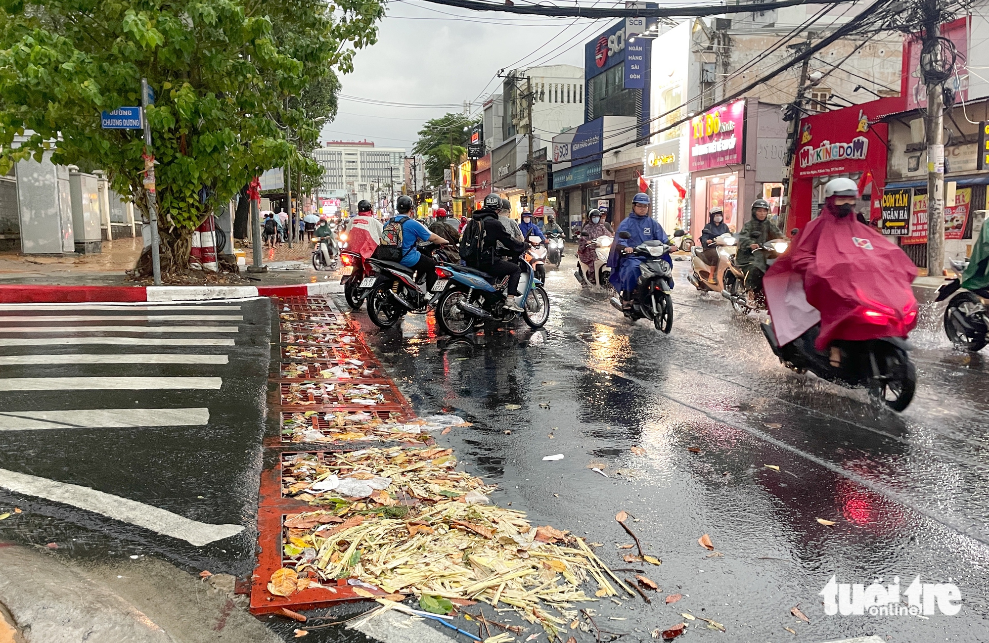 垃圾堵塞排水口，大雨时守德市场变成‘洪水中心’