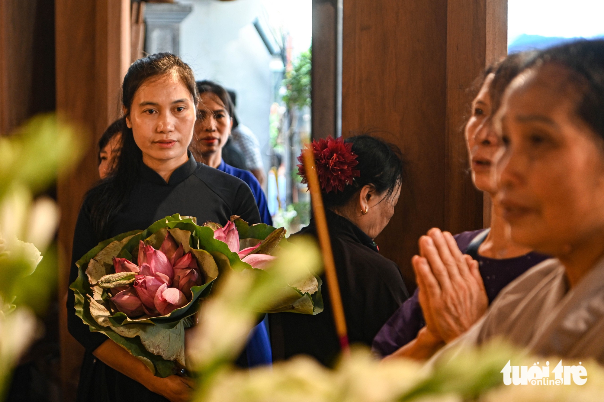 村民回到莱达村，含泪纪念已故总书记阮富仲