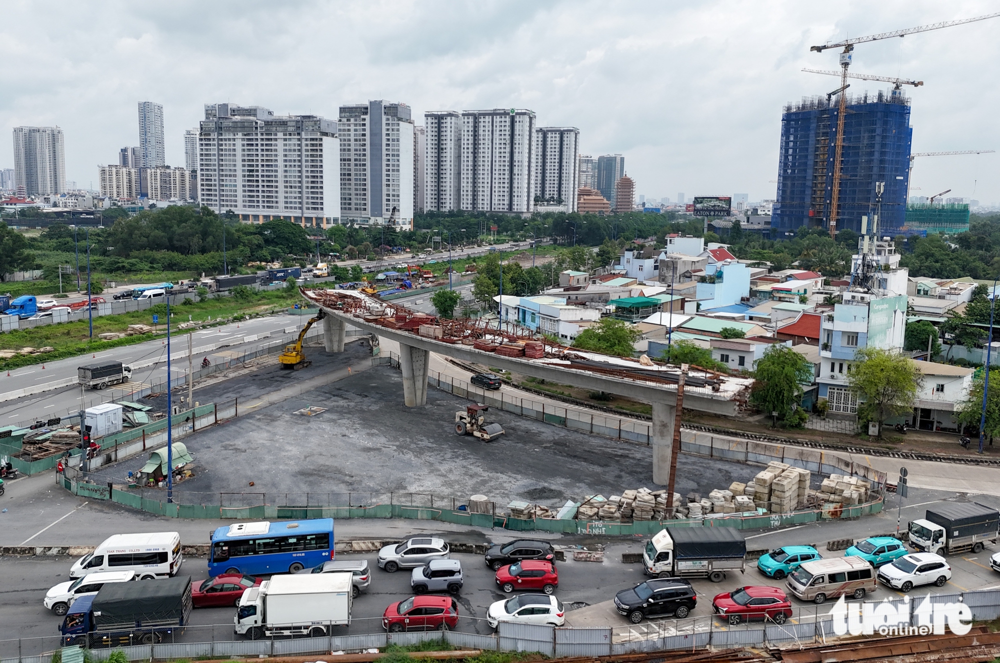 安富交叉口施工现场全景，进度缓慢，尽管还有6个月就要完工