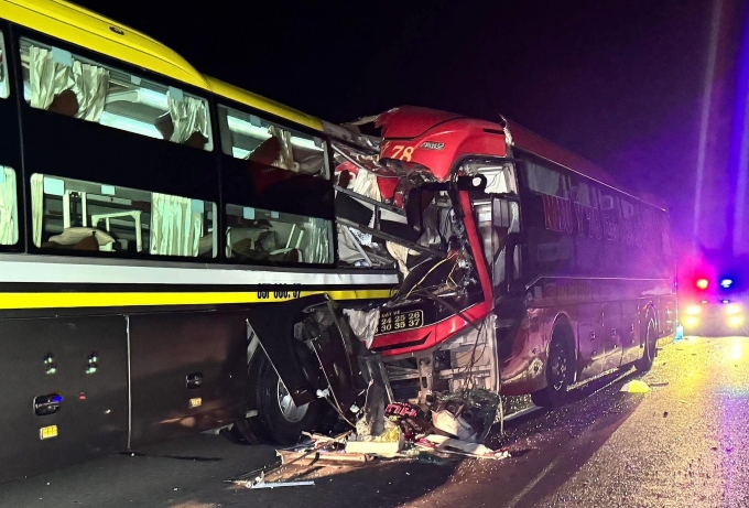 永好-潘切高速公路上卧铺车追尾客车，3人死亡