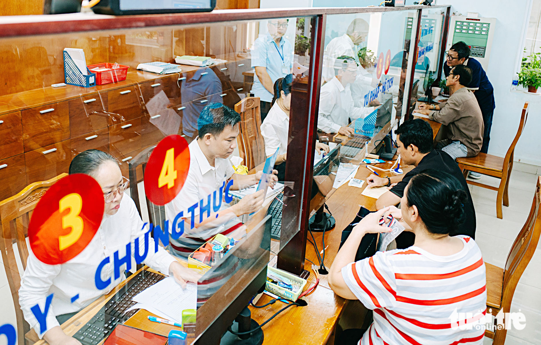 两级地方政府运行首日：手续快捷，干部热情
