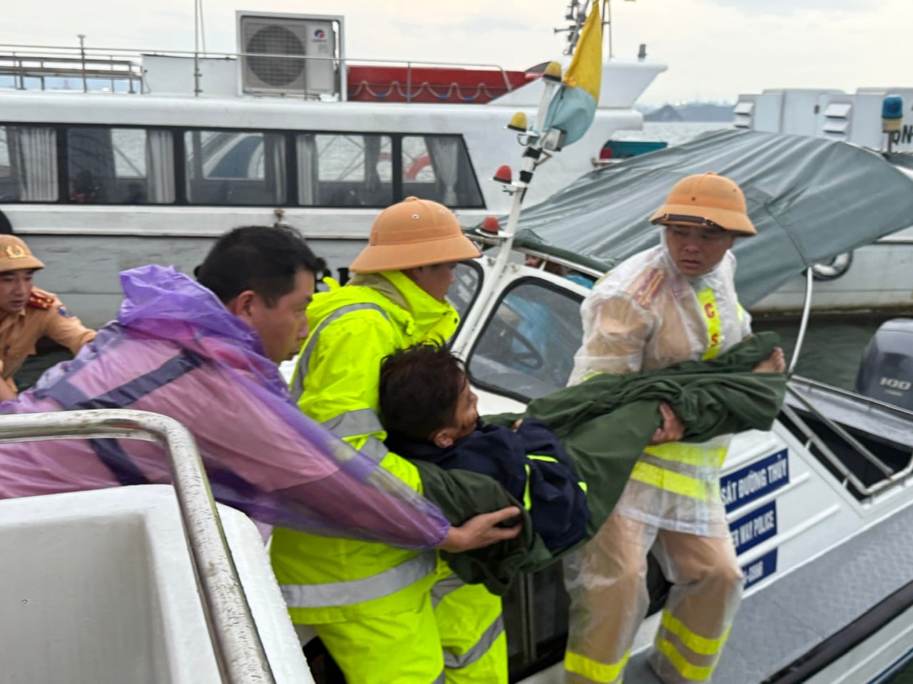 下龙湾旅游船翻船：救出10人，打捞3具尸体