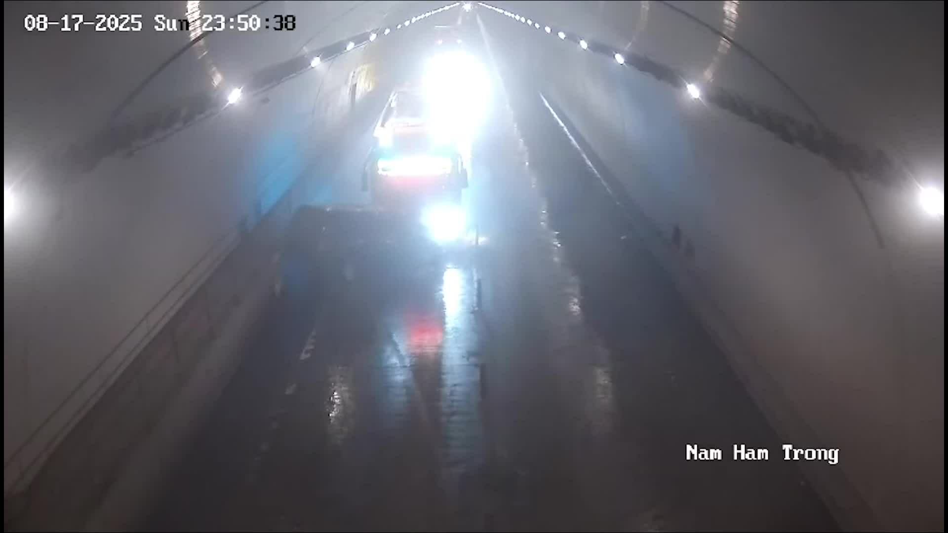 在横山隧道发生车辆相撞，两人死亡