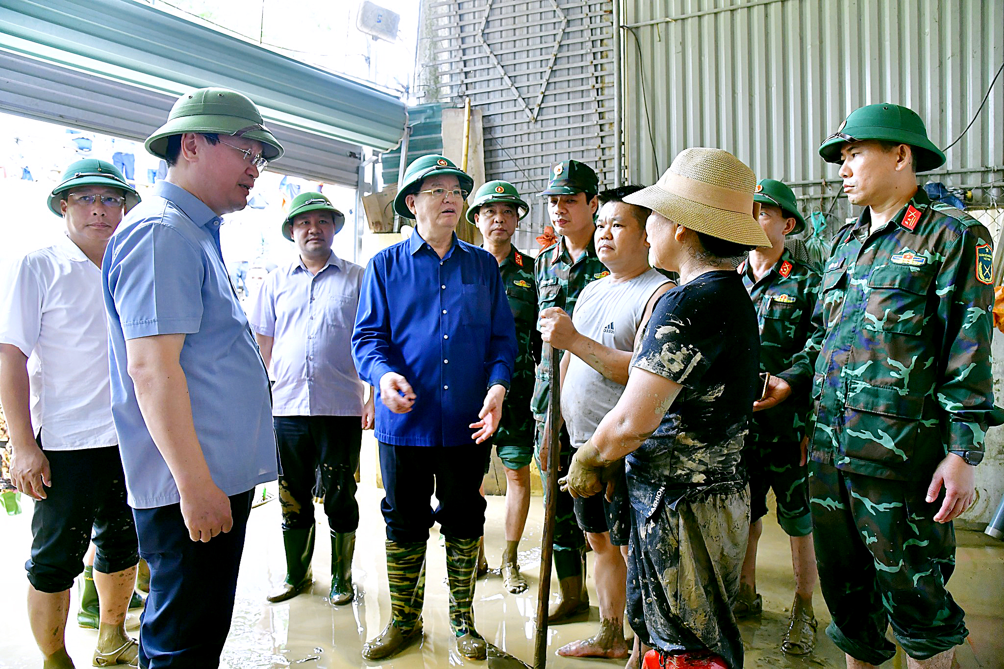 副总理梅文正访问义安省洪水灾区：'生命安全至上'