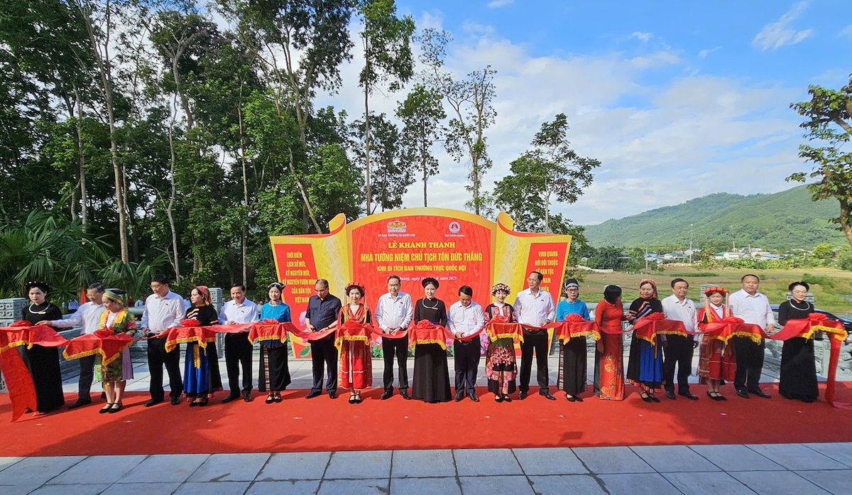 国会主席剪彩庆祝孙德胜主席纪念堂在新潮落成