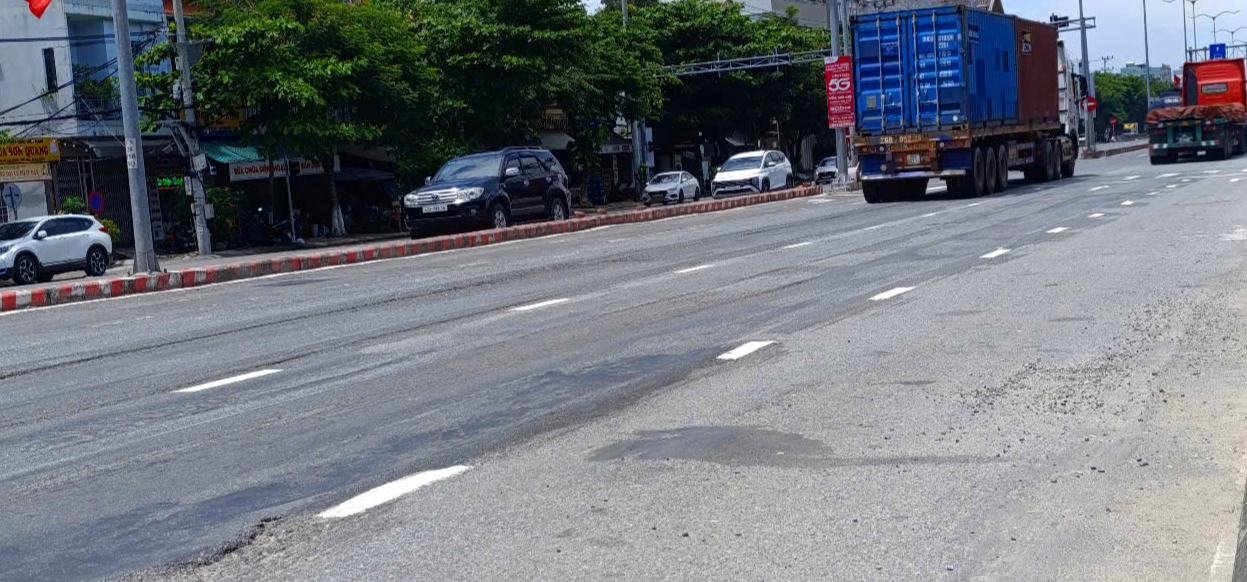 岘港主干道坑洼不平，“牛背”、“沟槽”待修复