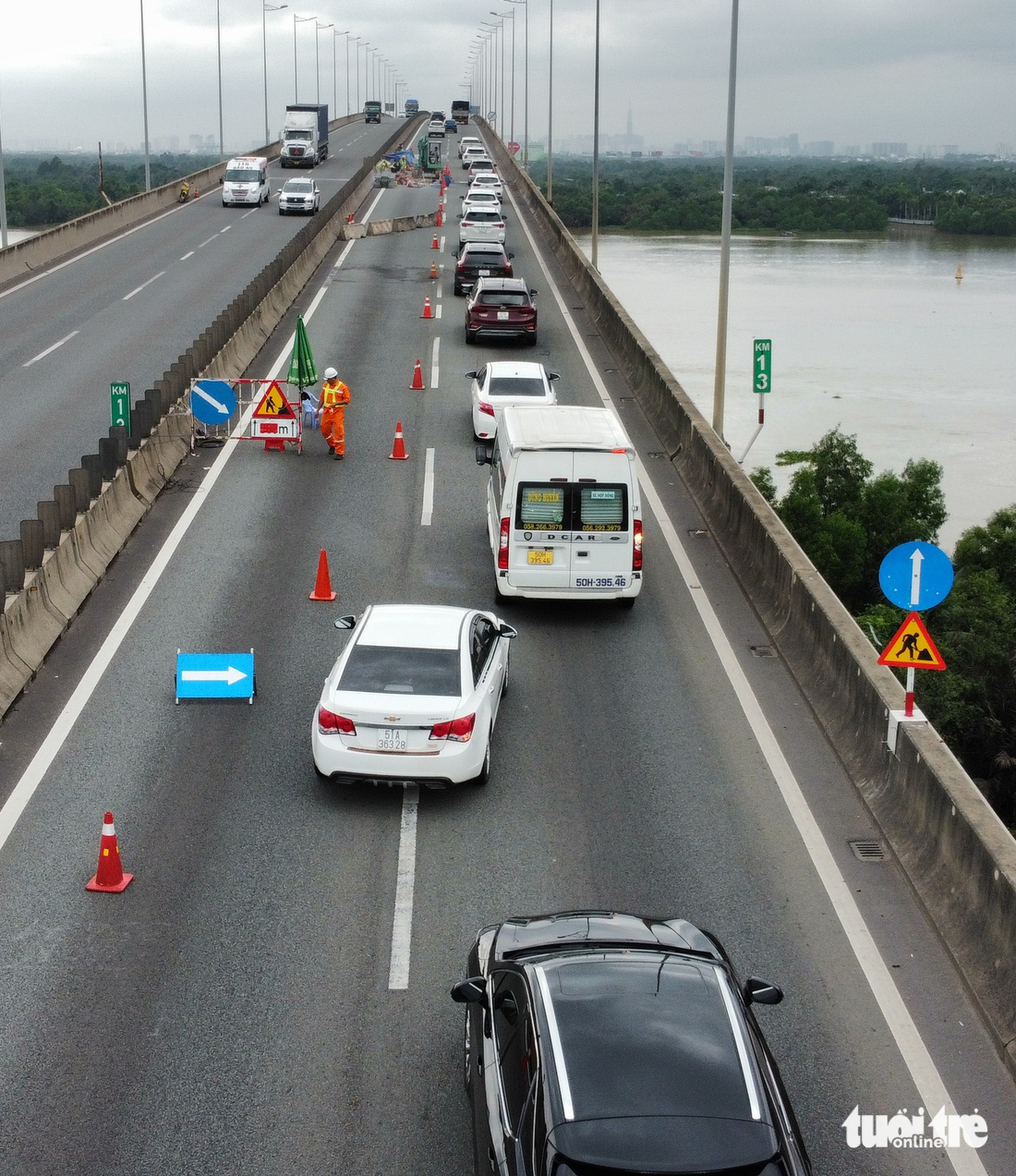 由于胡志明市-隆城-油椰高速公路封闭，DT 743道路封闭导致连环拥堵
