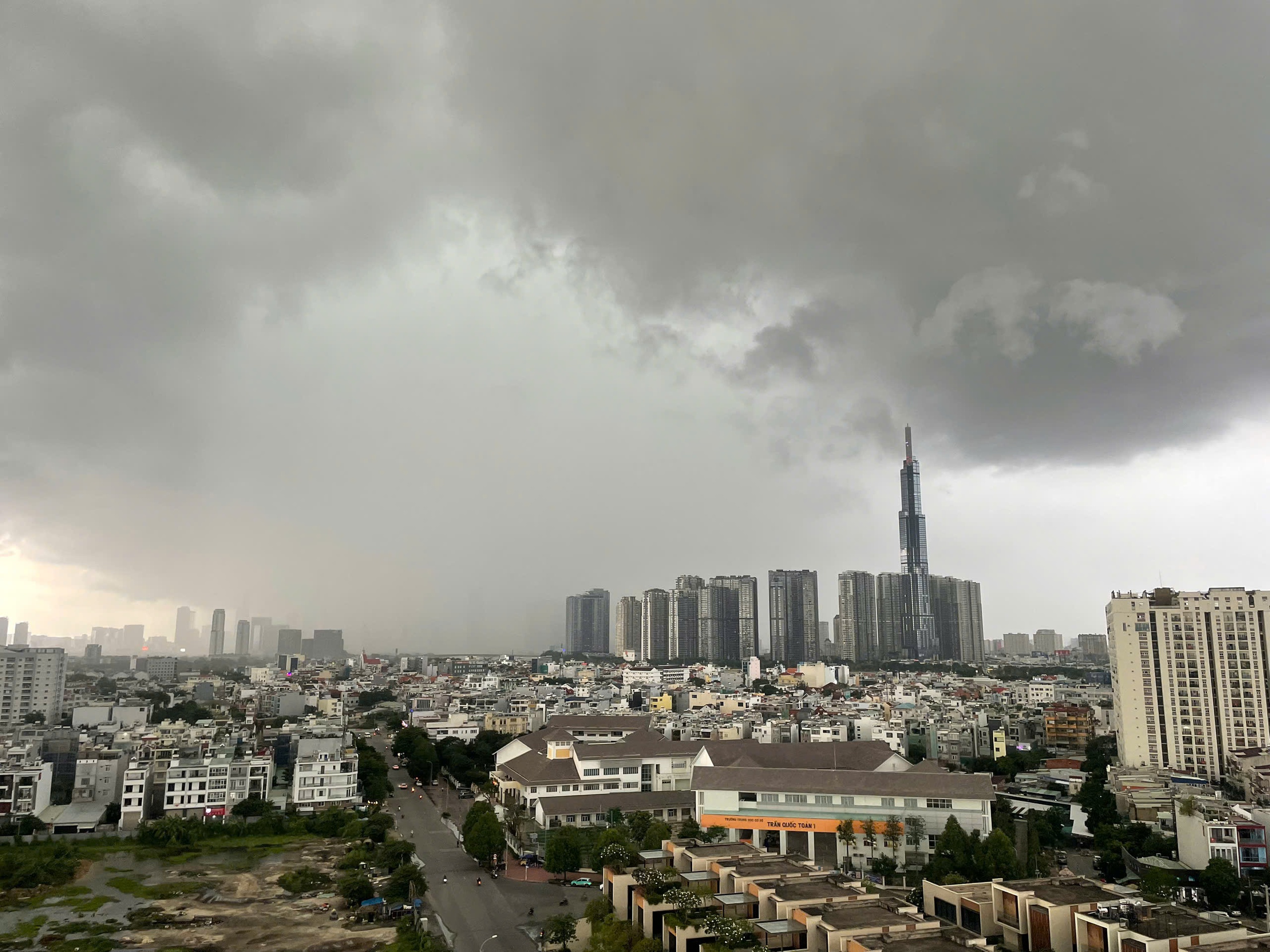 热带低压影响下胡志明市天空乌云密布，预计降雨量达70毫米