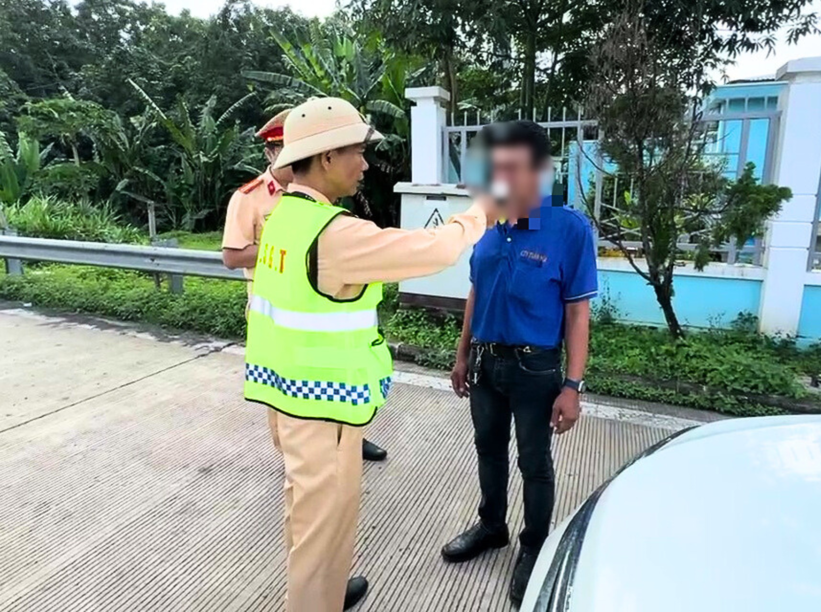 司机载45名乘客从胡志明市旅游，被发现酒精浓度超标