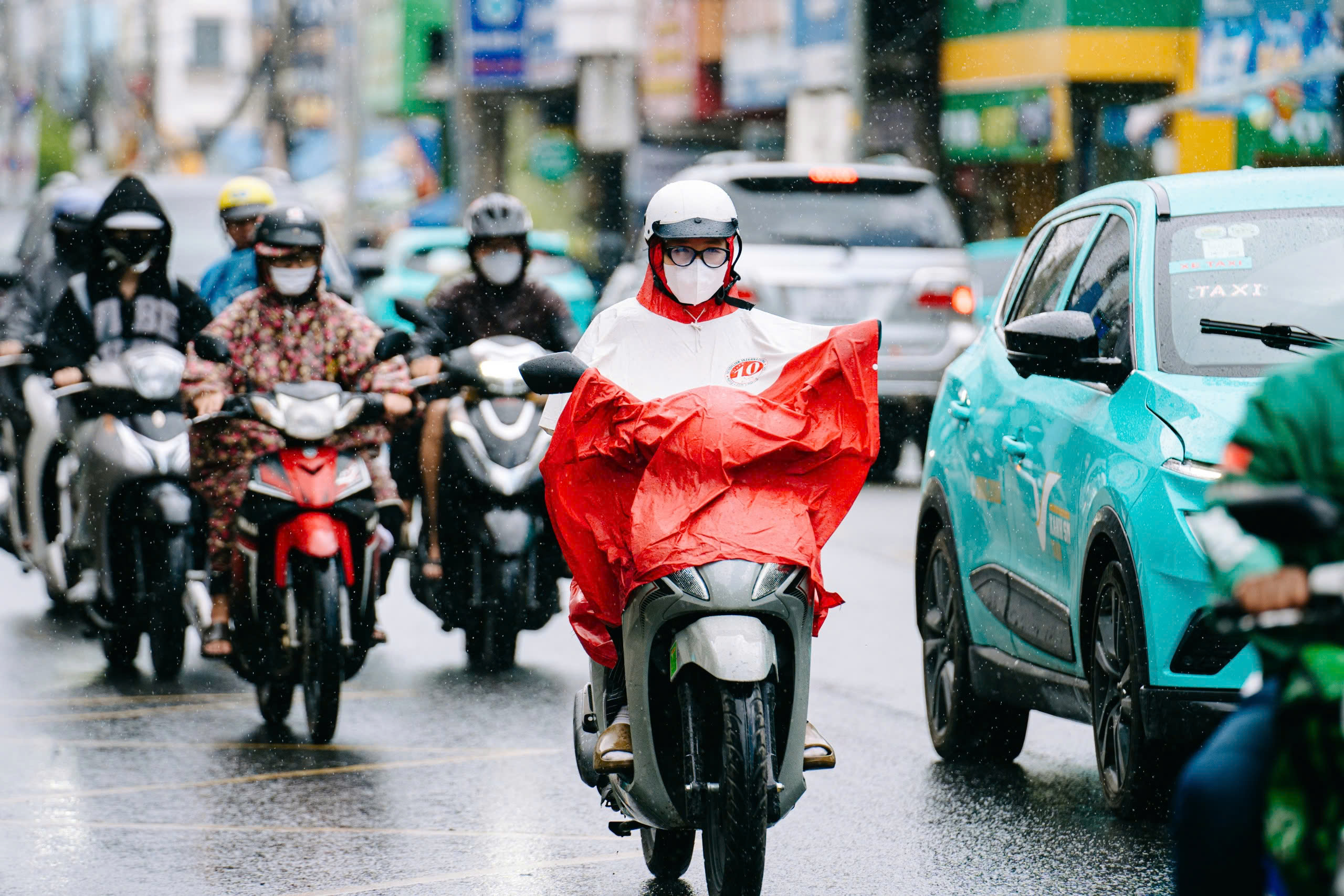 今天14-7的天气：中部炎热，南部时晴时雨