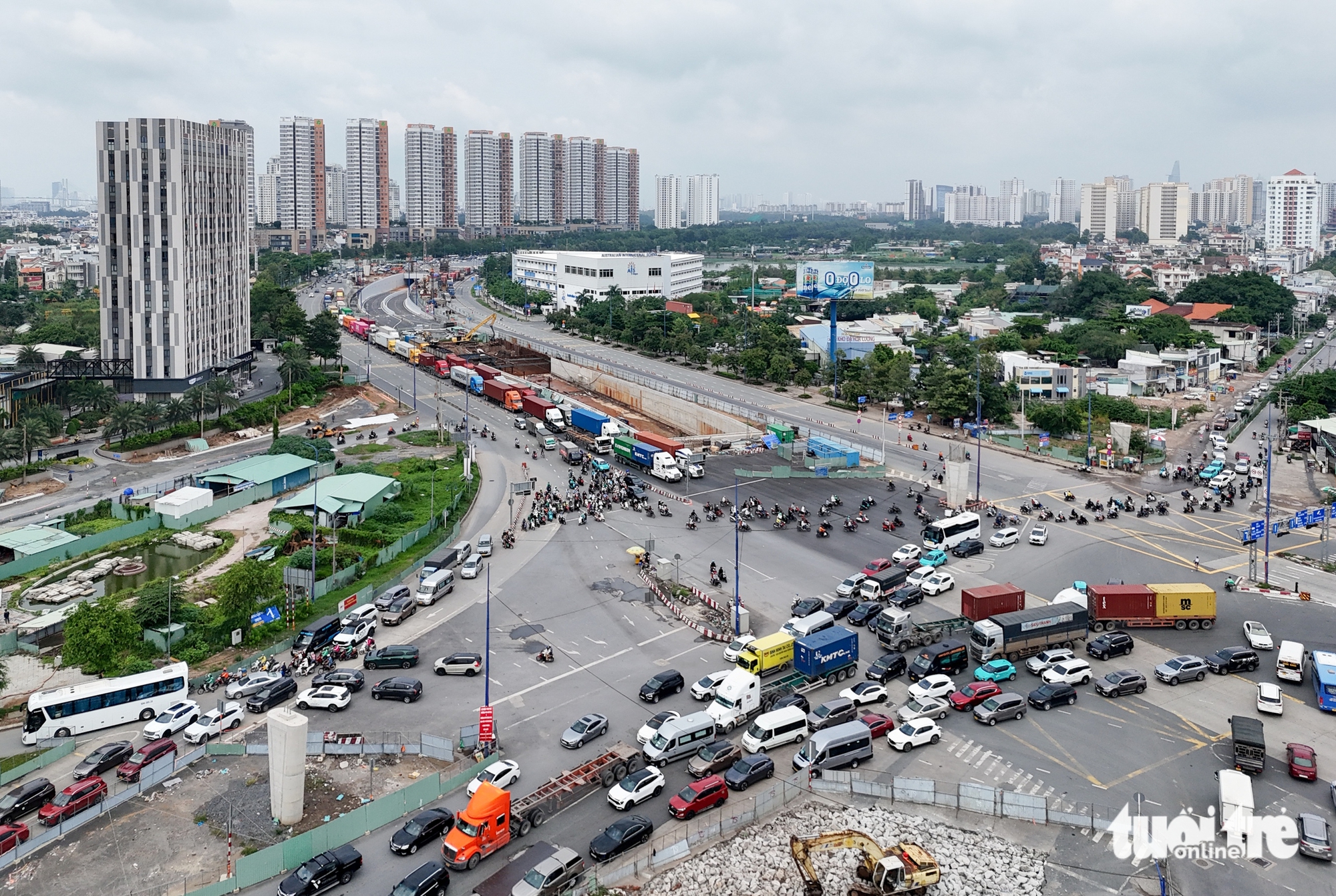 安富交叉口施工现场全景，进度缓慢，尽管还有6个月就要完工