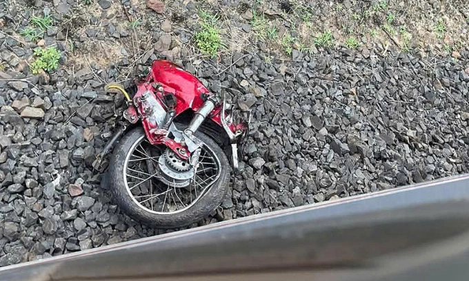 火车撞死两人
