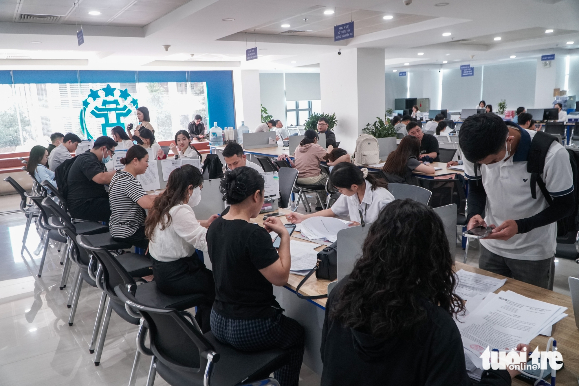 清晨5点，曾经排长队等待办理行政手续的地方出人意料地冷清