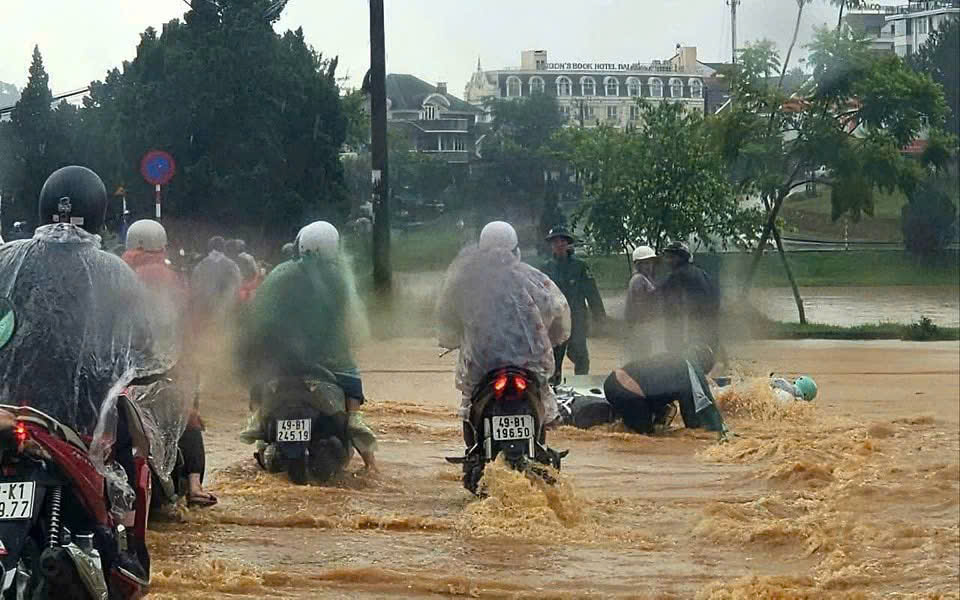 大雨中，潘廷逢溪沿岸的达拉特局部洪水
