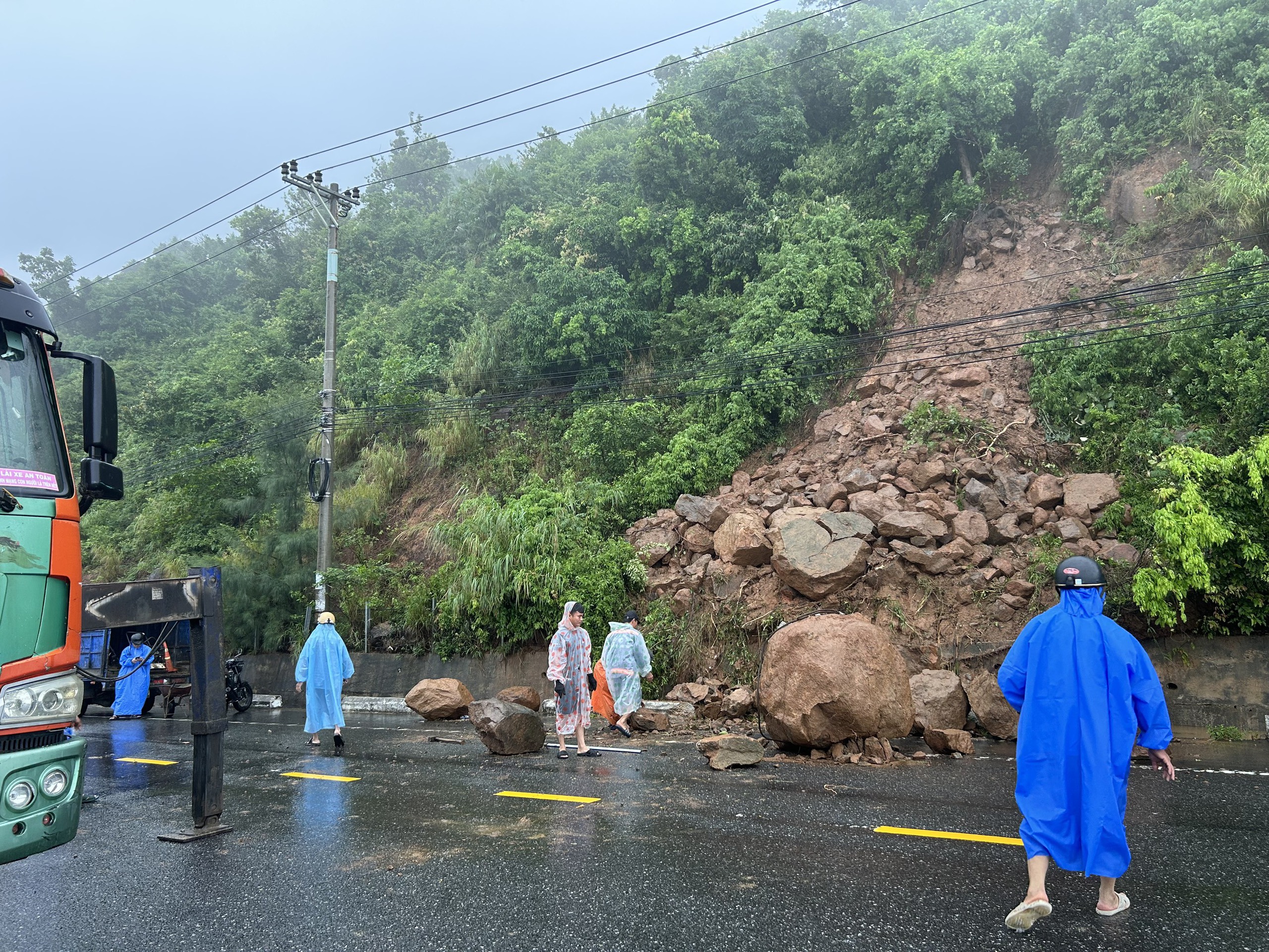 山茶半岛出现多处滑坡，土石阻断道路