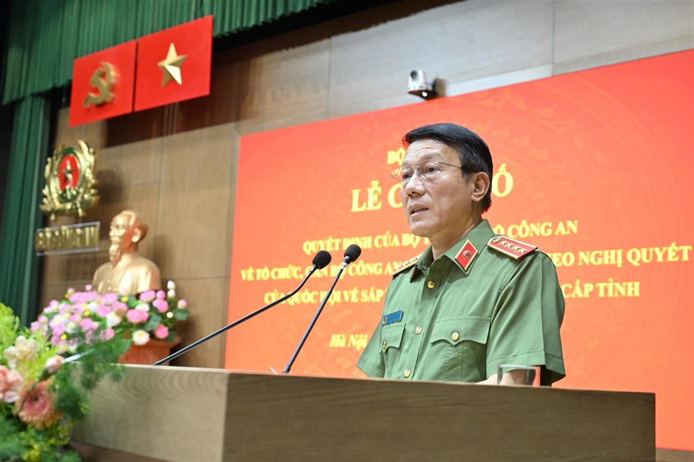 大将梁三光向34名省市公安局长颁发决定