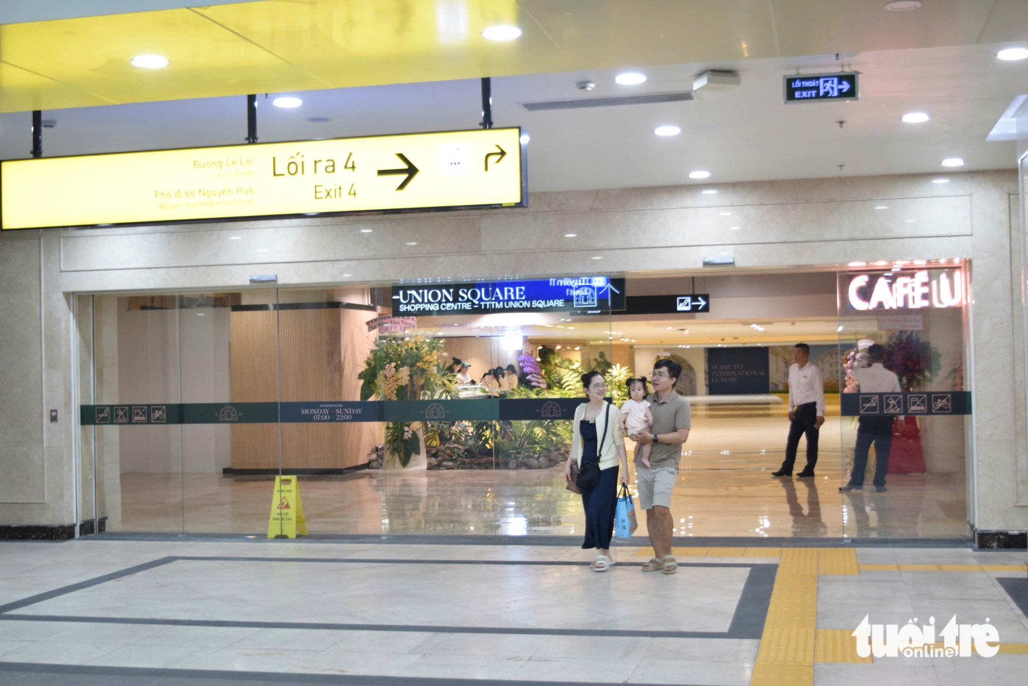 市民热切探索连接地铁站的胡志明市地下购物中心