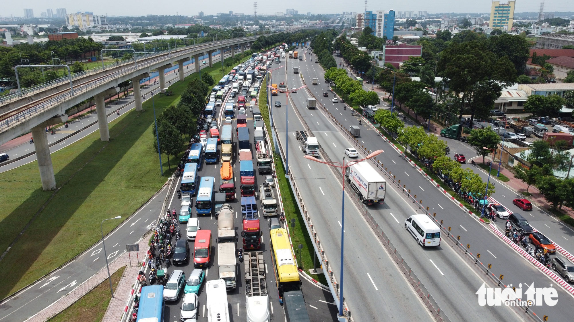 中午阳光下的守德十字路口四面堵车，原因何在？