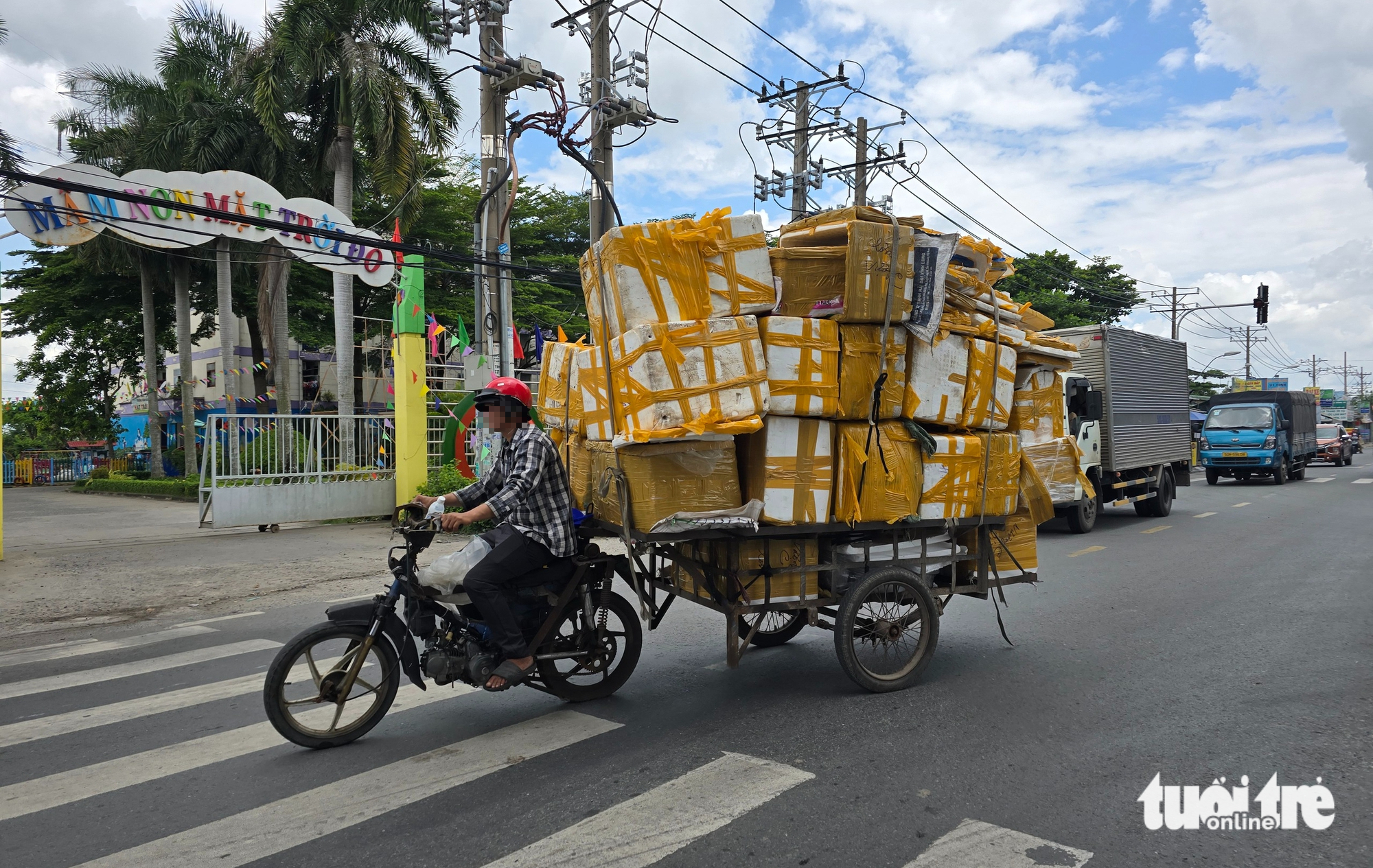 恐怖的自制拖车运送10米铁棒，占据胡志明市道路