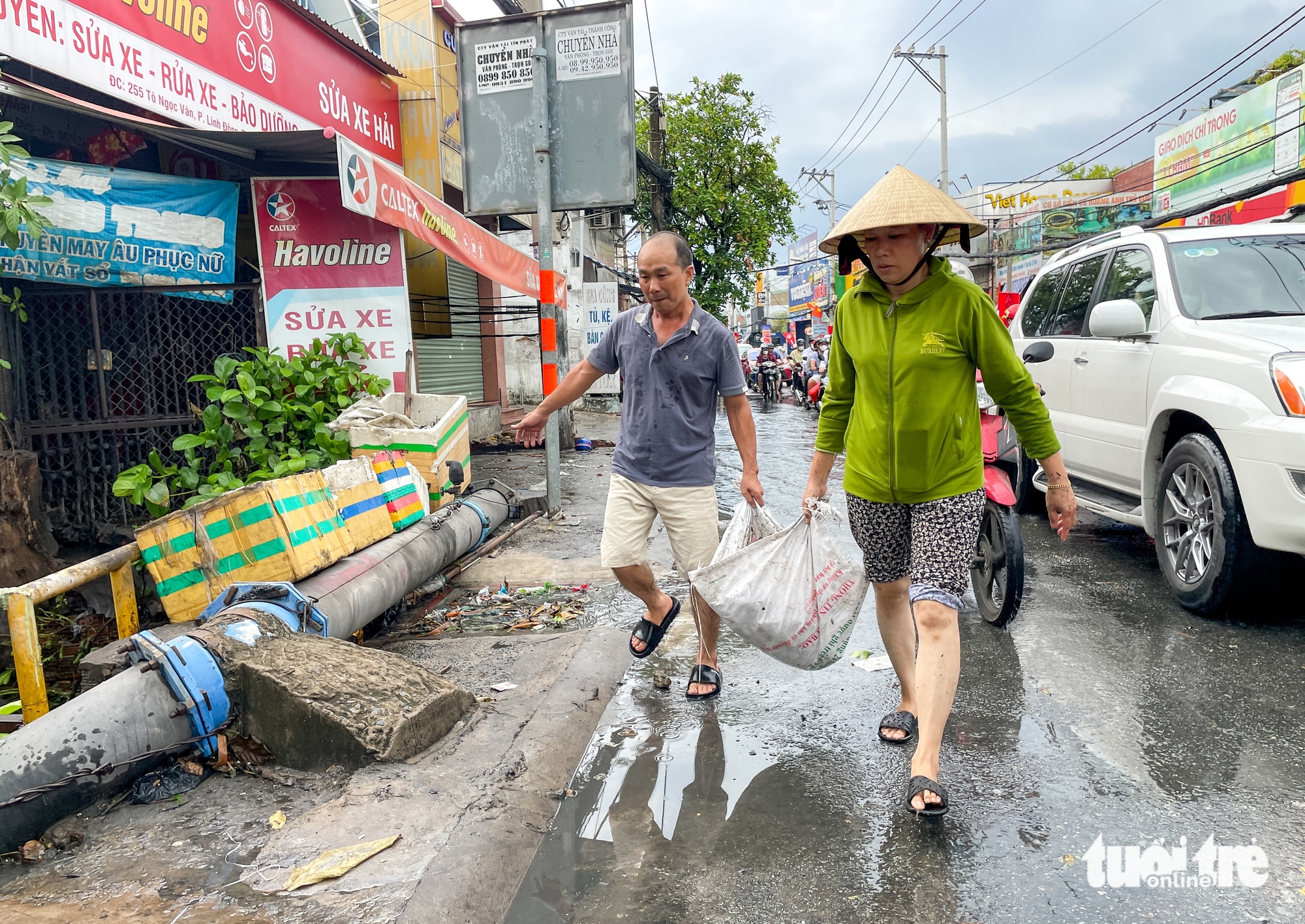 垃圾堵塞排水口，大雨时守德市场变成‘洪水中心’