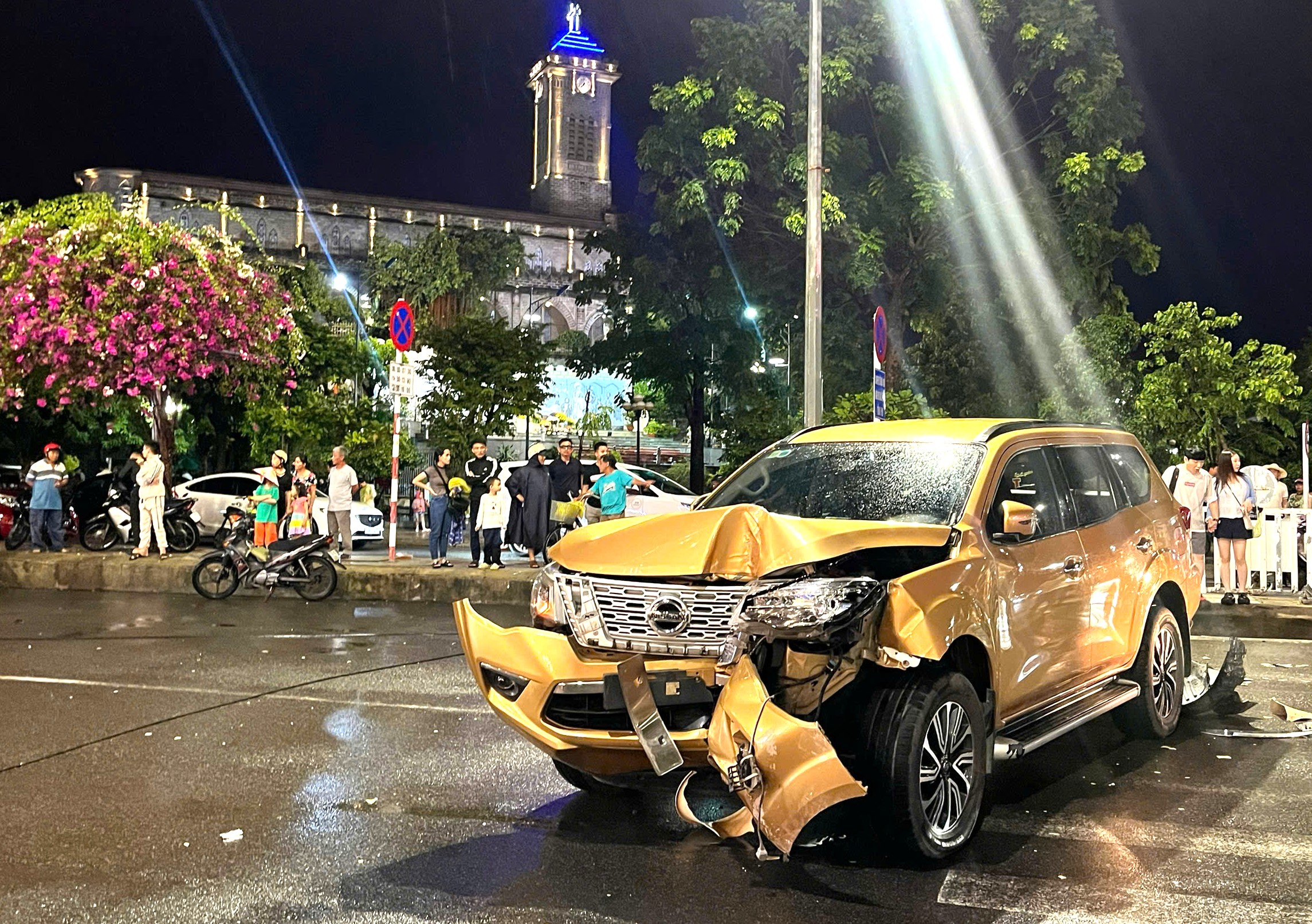 胡志明市车牌汽车冲上人行道，撞断芽庄交通摄像头柱