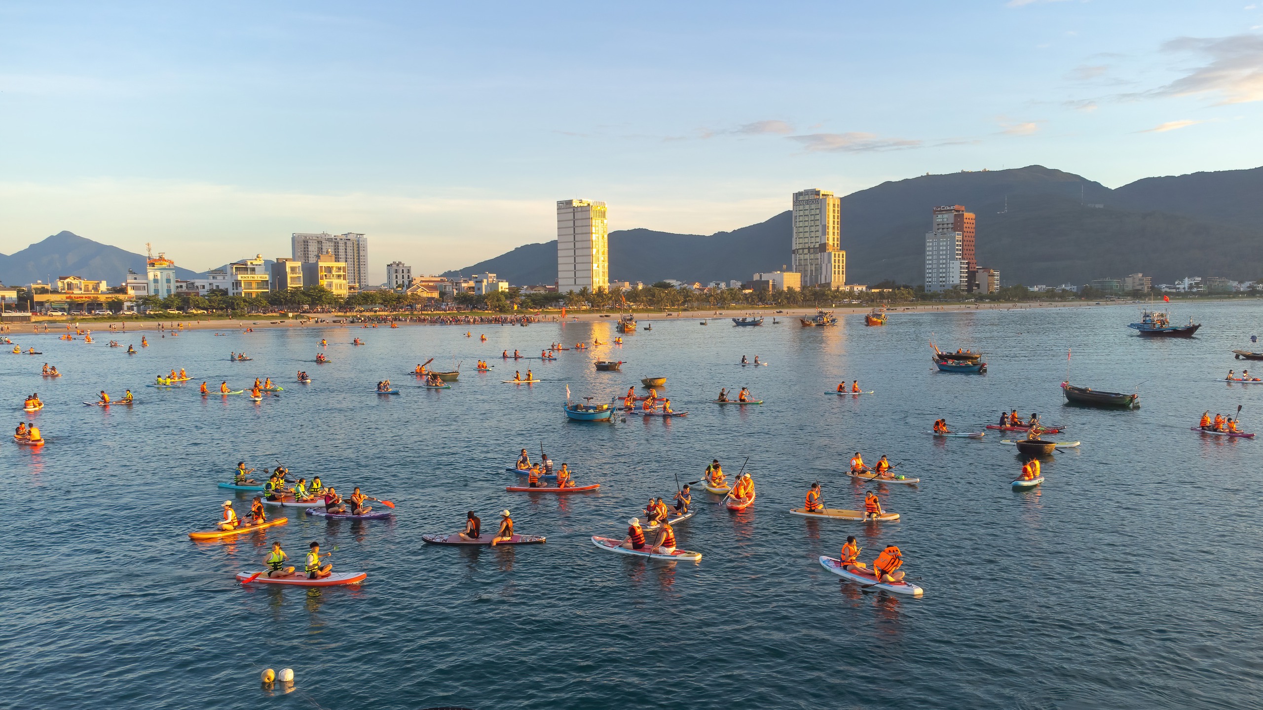 岘港海滩在日出时刻美得令人窒息，吸引游客