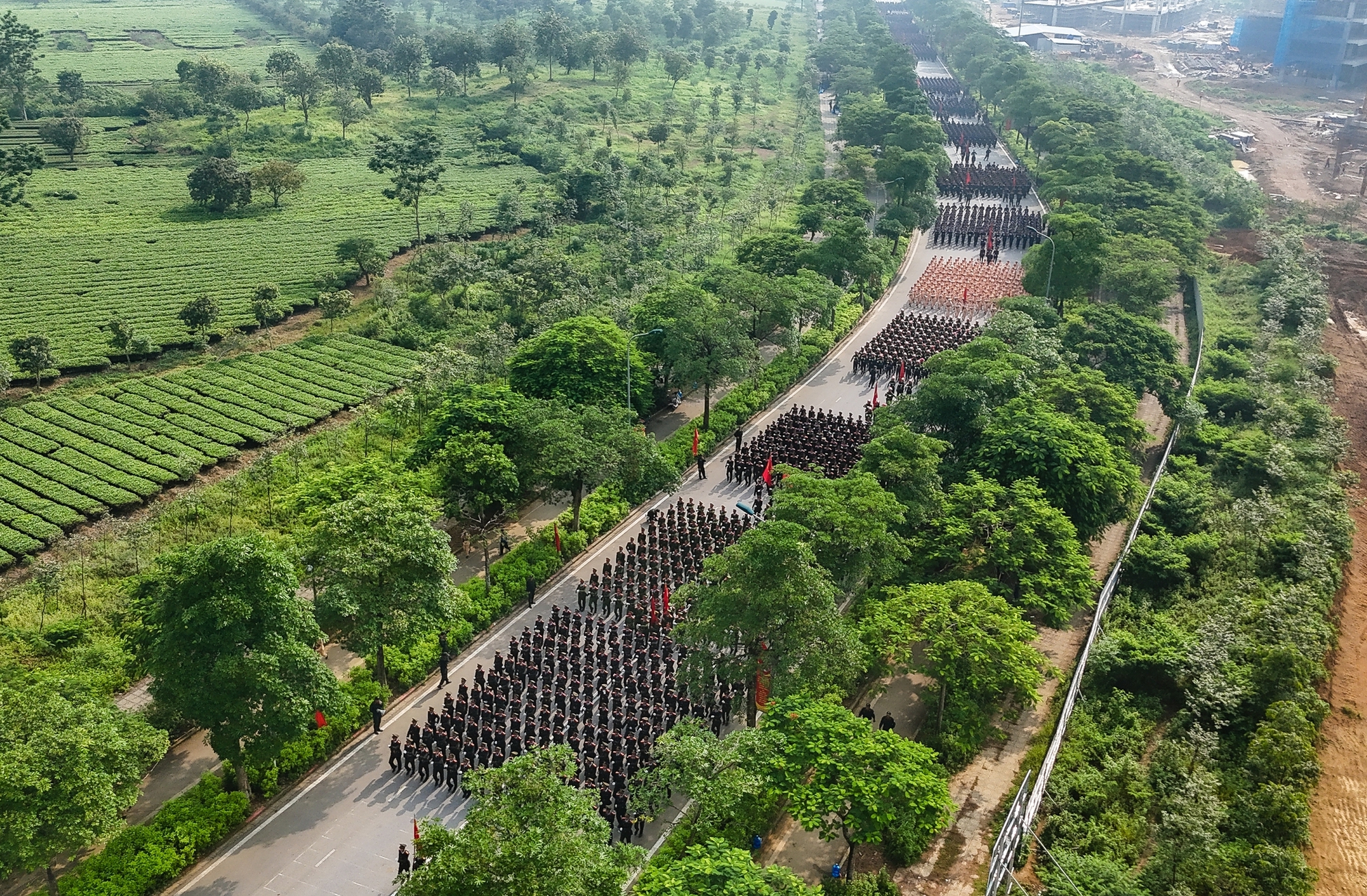 公安战士在训练场上挥汗如雨，准备在广场上迈步