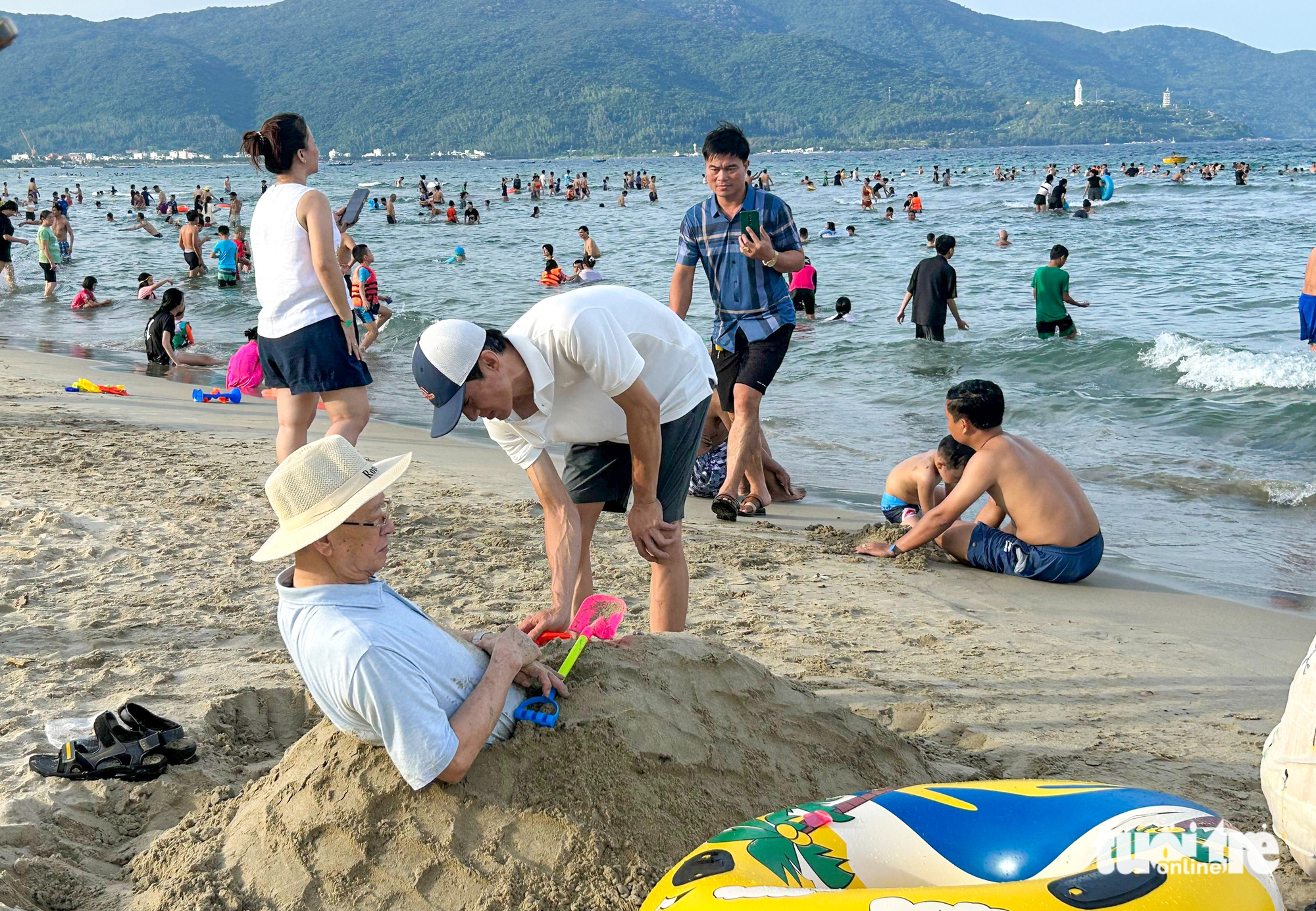 被称为'地球上最美丽的海滩'挤满了避暑的人群