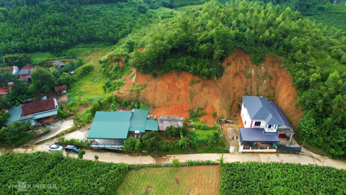 首都数十户居民担忧山体滑坡
