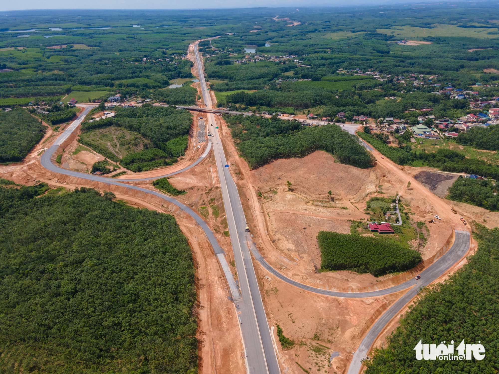 万宁-甘露高速公路在并入省份前一天通车