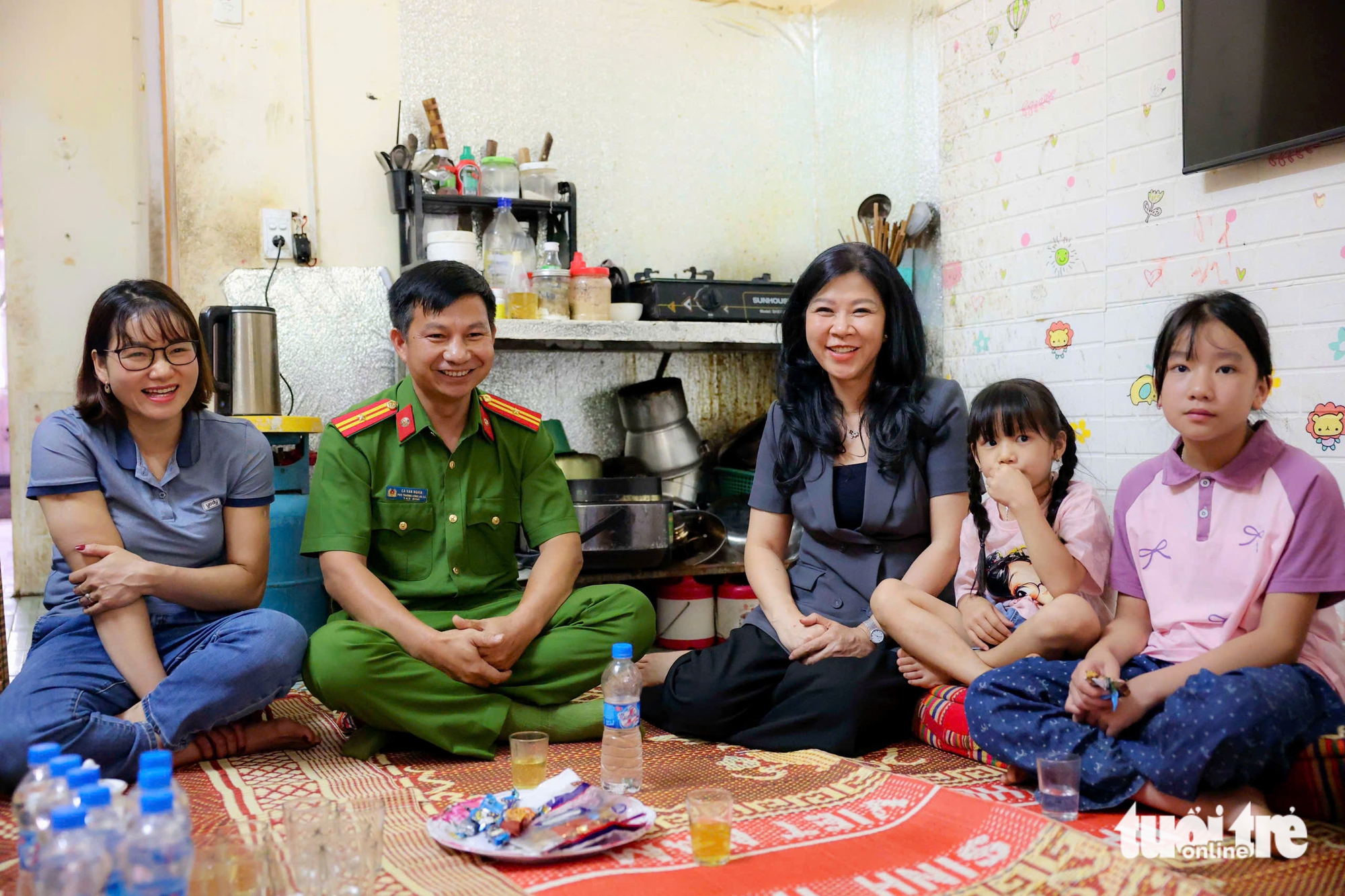 吴芳丽夫人慰问烈士和伤兵家属：情义时刻