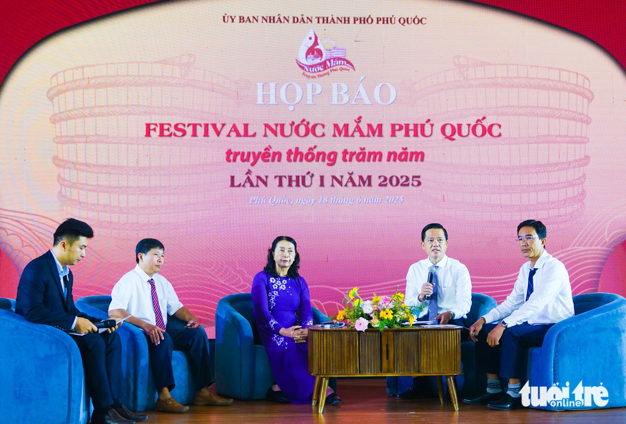 富国传统鱼露是天地的精华，是人民辛勤劳动的成果