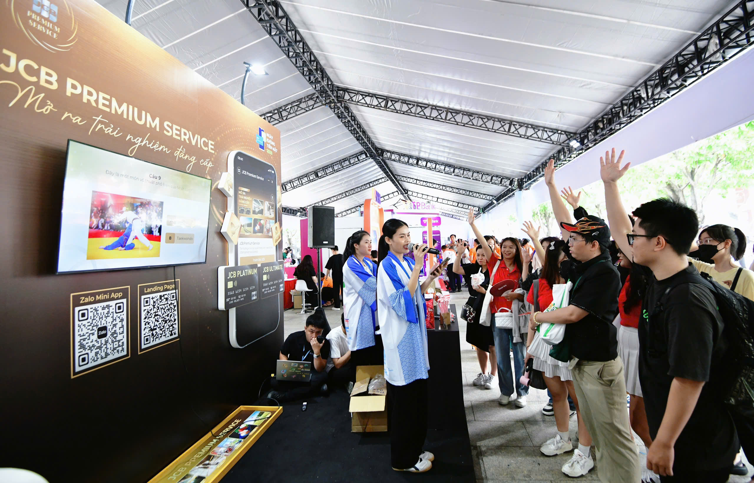 挤满人群'抢礼物'2025无现金节首日
