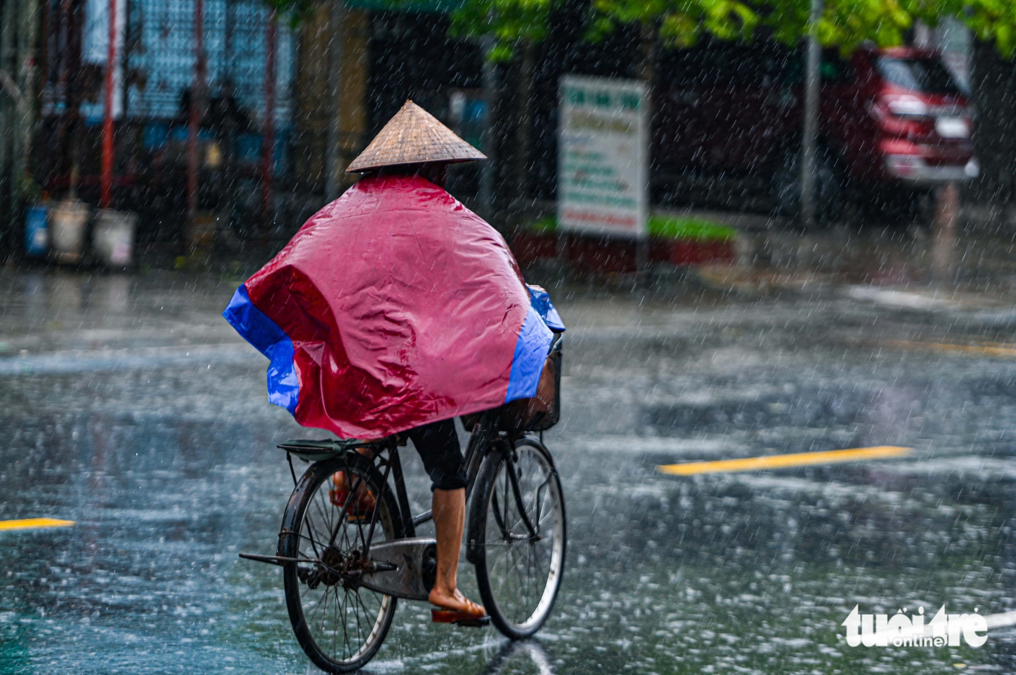 兴安沿海开始下大雨，居民'屏息'等待第三号台风Wipha