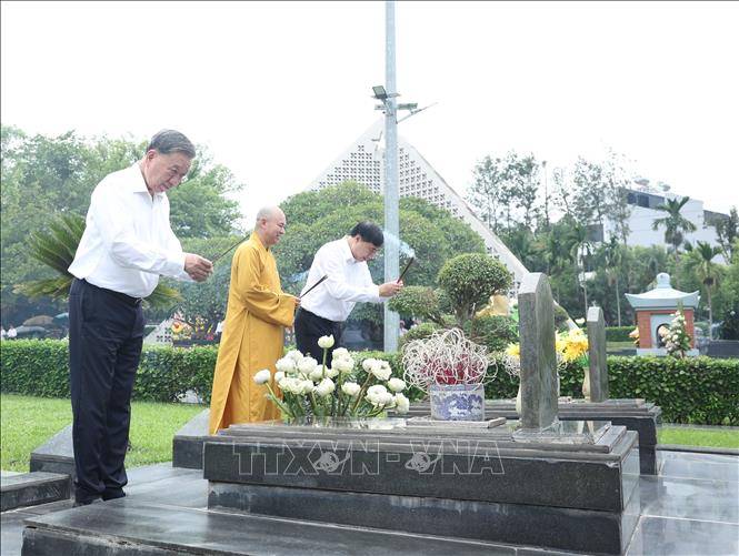 总书记苏林在奠边向英雄烈士敬香