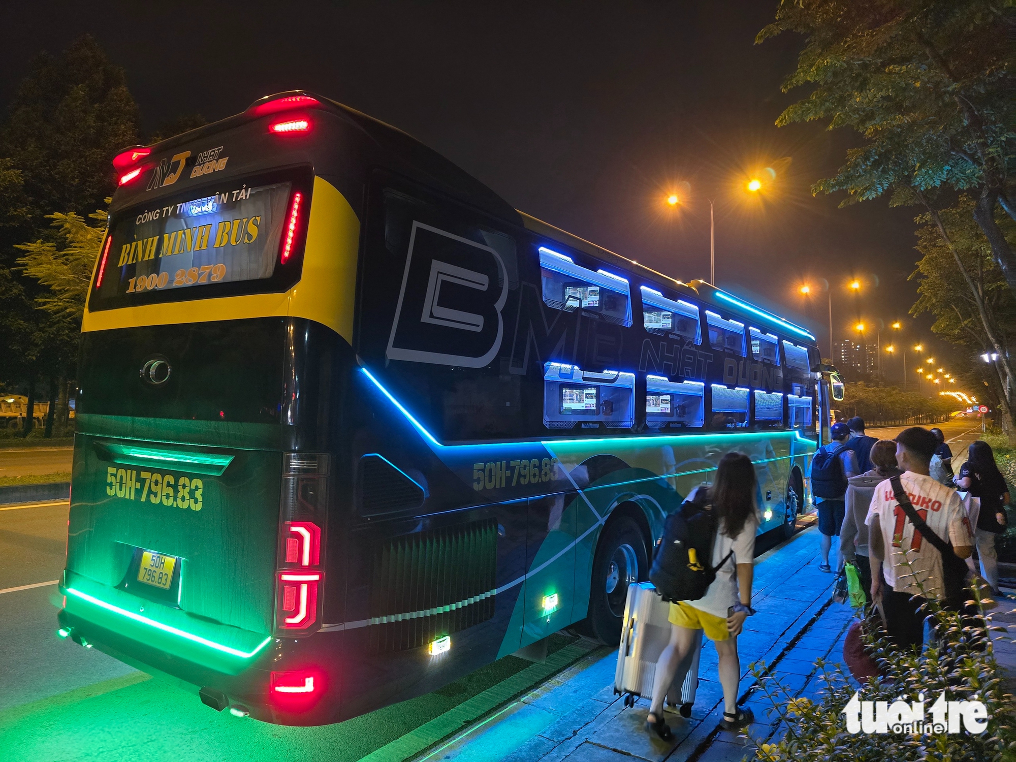 仅一小时，六辆卧铺客车在一段路上闪电接客