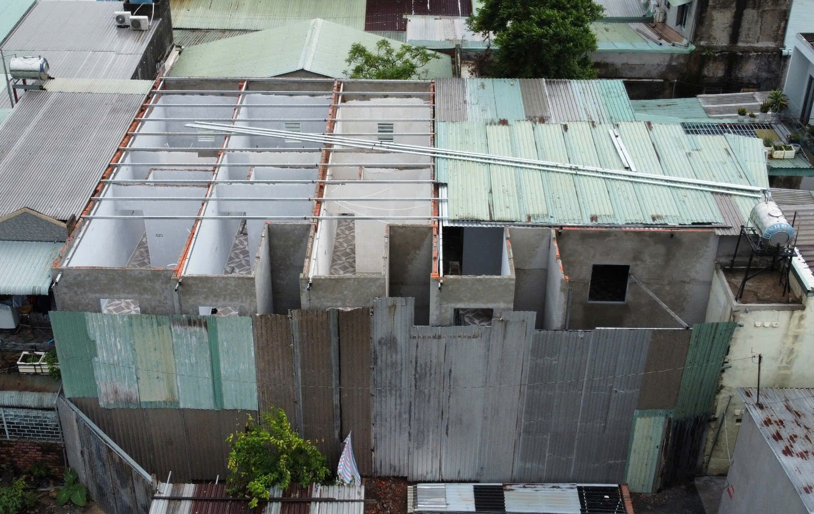 近观多栋违建、无号、号违建的房屋在Thới An区